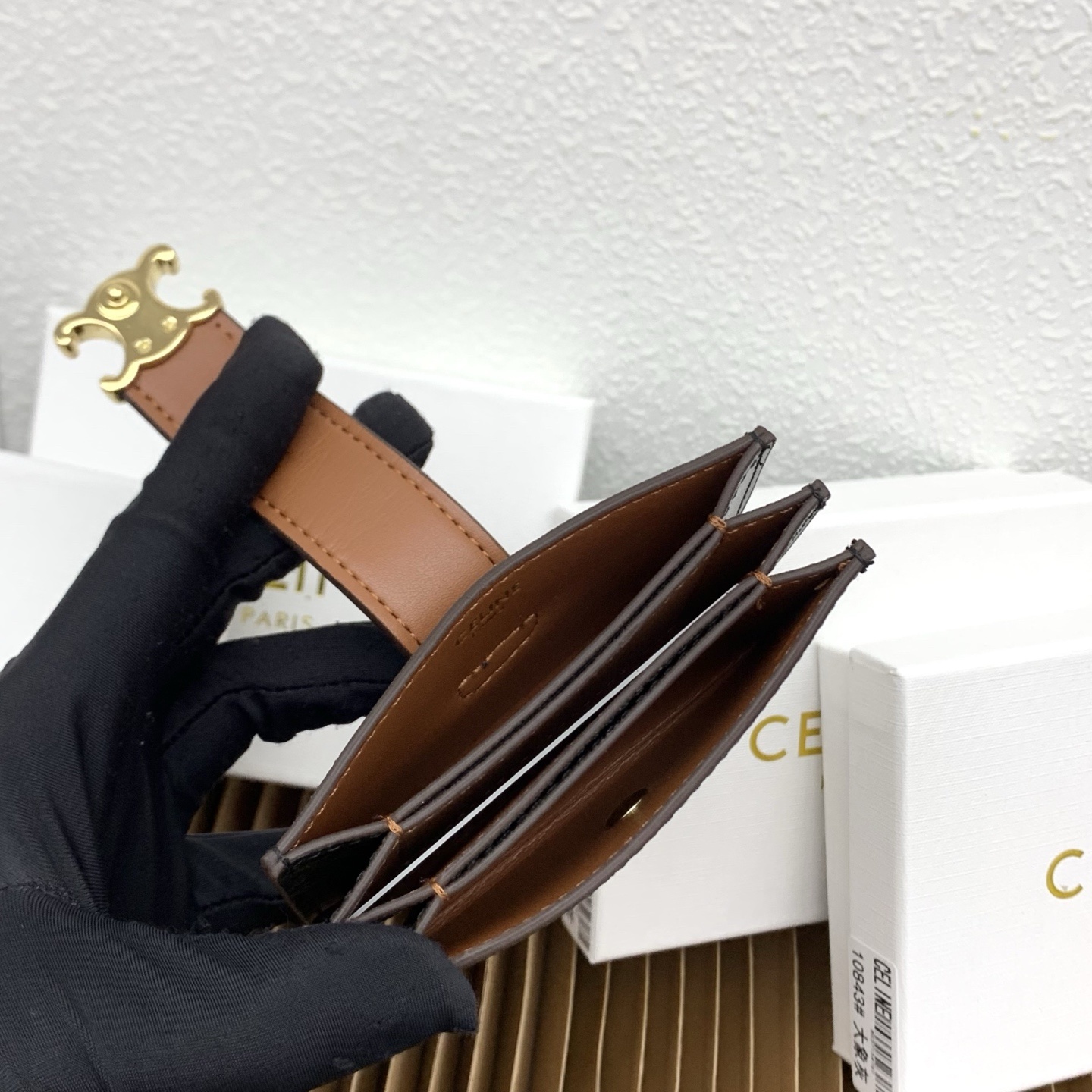 ACCORDEON柔软粒面牛皮革卡片套
牛皮革
金色饰面
TRIOMPHE金属钉扣开关
三个信用卡槽
1