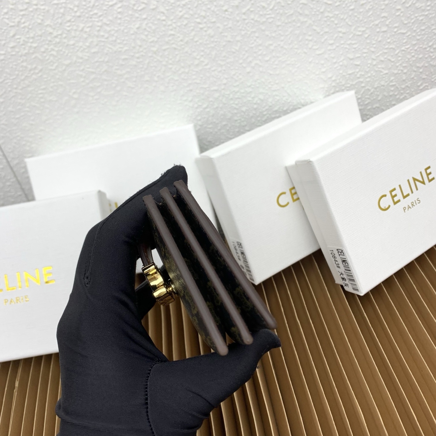 ACCORDEON柔软粒面牛皮革卡片套
牛皮革
金色饰面
TRIOMPHE金属钉扣开关
三个信用卡槽
1