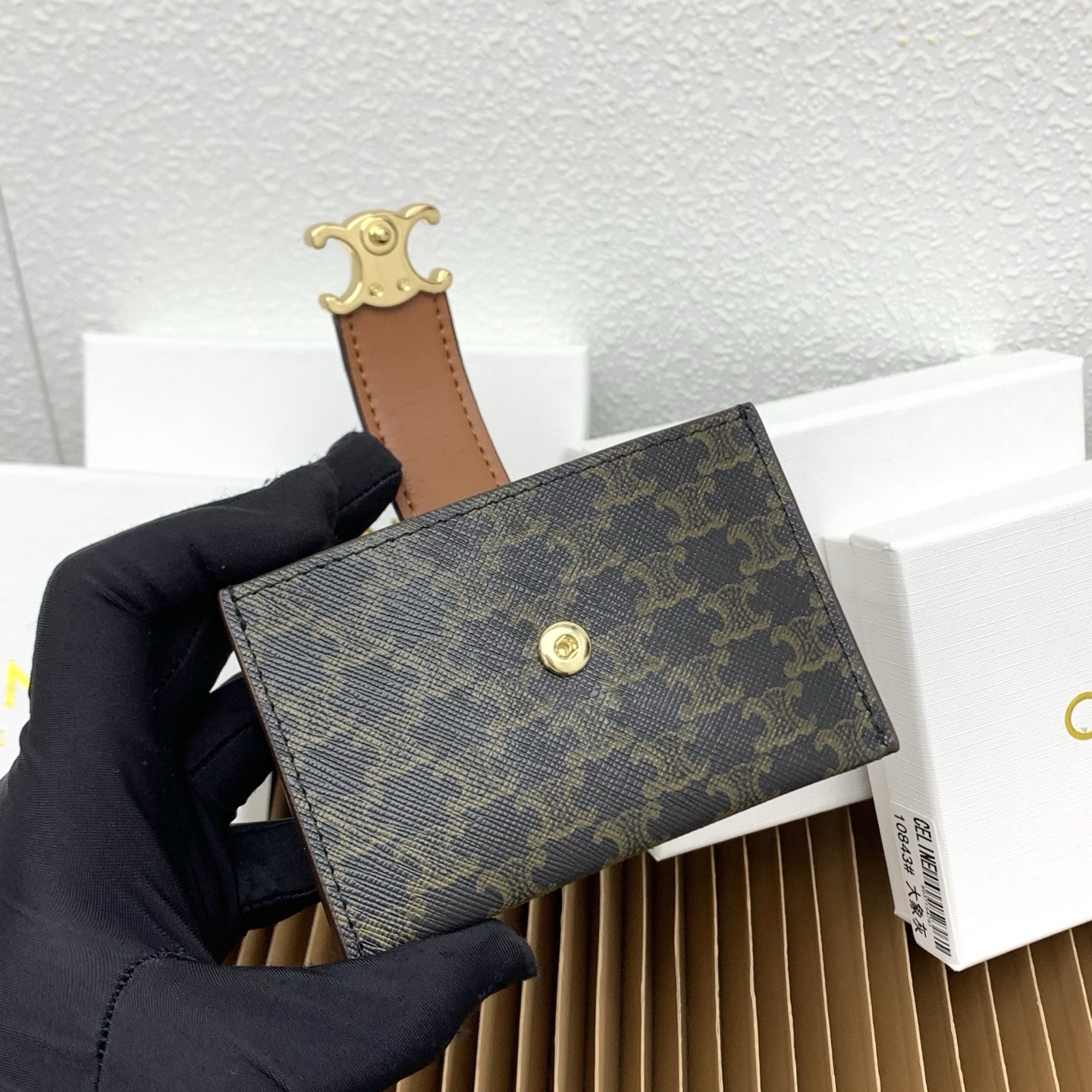 ACCORDEON柔软粒面牛皮革卡片套
牛皮革
金色饰面
TRIOMPHE金属钉扣开关
三个信用卡槽
1
