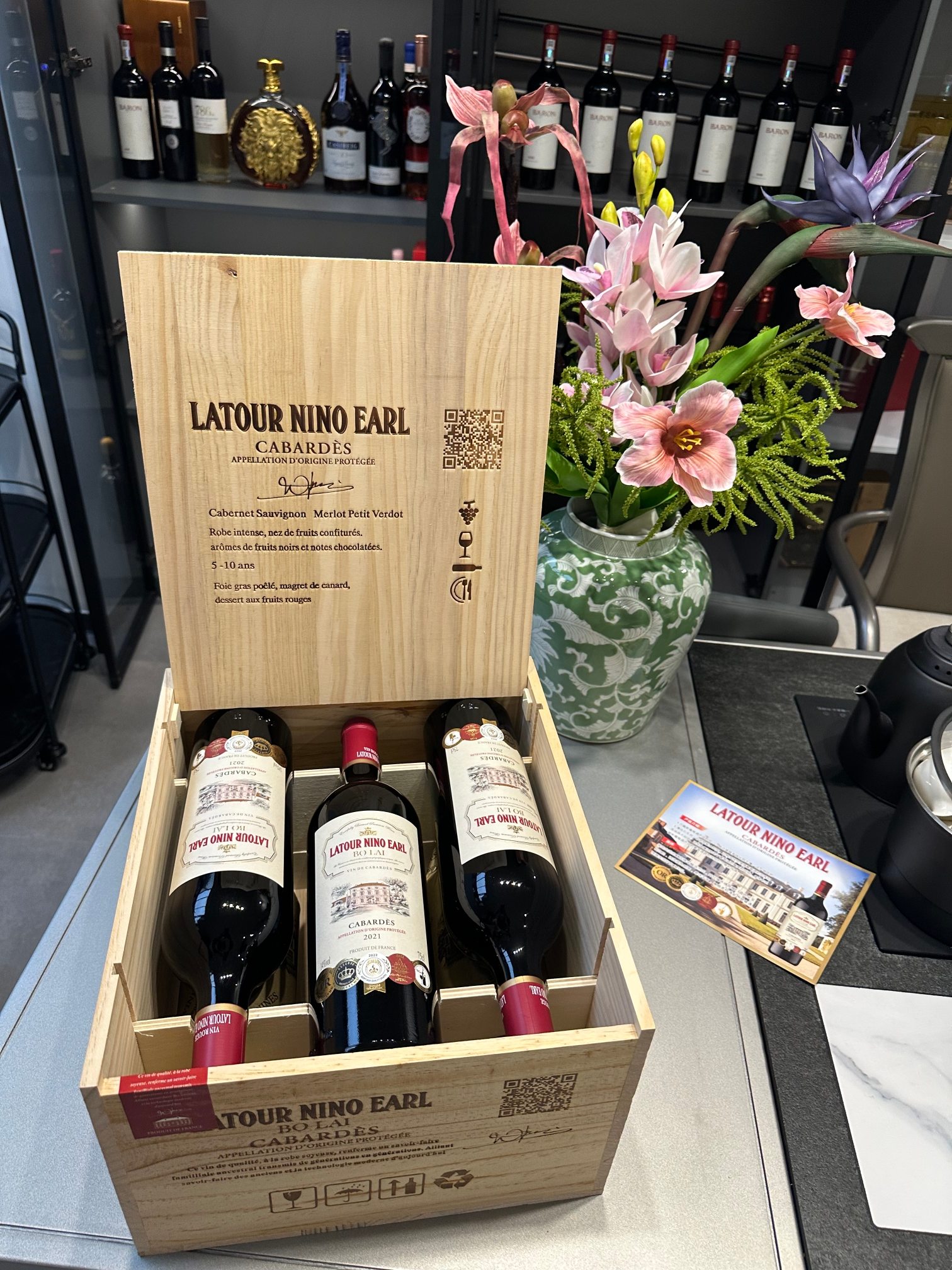 高端红酒买一送一599💰
也可以单独发
拉图尼诺伯爵·柏莱干红葡萄酒	VIN ROUGE	
LATOUR NINO EARI
原产国:法国	产区:卡巴戴斯	
酒精度:14%vol	净含量:750ml	
葡萄采摘年份:2021	产品类型:干型	
等级:AOP
葡萄品种:赤霞珠、美乐、小维多克酿造:手工采摘
贮藏方式:常温、避光、卧放

质地各不相同。这些土壤还有助于葡萄酒的酸度和结构，使得卡巴卡巴戴斯葡萄酒产区的另一个特点是其多样化的土壤。这个地区的土壤由石灰岩、砂岩和黏土组成，这种多样性使得葡萄酒的风味和14%
戴斯葡萄酒产区的葡萄酒具有独特的口感和风味。	OR	
酒评
采用先进的工艺精心酿造而成，并经橡木桶陈酿，酒色呈宝石红色，酒体颜色明亮，果味丰富，口感柔和清新，是宴请、馈赠亲朋好友之佳品。

拉图尼诺伯爵·柏莱干红葡萄酒
零售价:2688/瓶