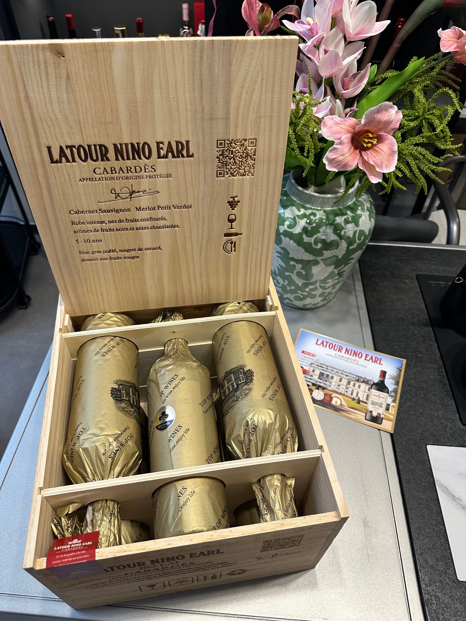 高端红酒买一送一599💰
也可以单独发
拉图尼诺伯爵·柏莱干红葡萄酒	VIN ROUGE	
LATOUR NINO EARI
原产国:法国	产区:卡巴戴斯	
酒精度:14%vol	净含量:750ml	
葡萄采摘年份:2021	产品类型:干型	
等级:AOP
葡萄品种:赤霞珠、美乐、小维多克酿造:手工采摘
贮藏方式:常温、避光、卧放

质地各不相同。这些土壤还有助于葡萄酒的酸度和结构，使得卡巴卡巴戴斯葡萄酒产区的另一个特点是其多样化的土壤。这个地区的土壤由石灰岩、砂岩和黏土组成，这种多样性使得葡萄酒的风味和14%
戴斯葡萄酒产区的葡萄酒具有独特的口感和风味。	OR	
酒评
采用先进的工艺精心酿造而成，并经橡木桶陈酿，酒色呈宝石红色，酒体颜色明亮，果味丰富，口感柔和清新，是宴请、馈赠亲朋好友之佳品。

拉图尼诺伯爵·柏莱干红葡萄酒
零售价:2688/瓶