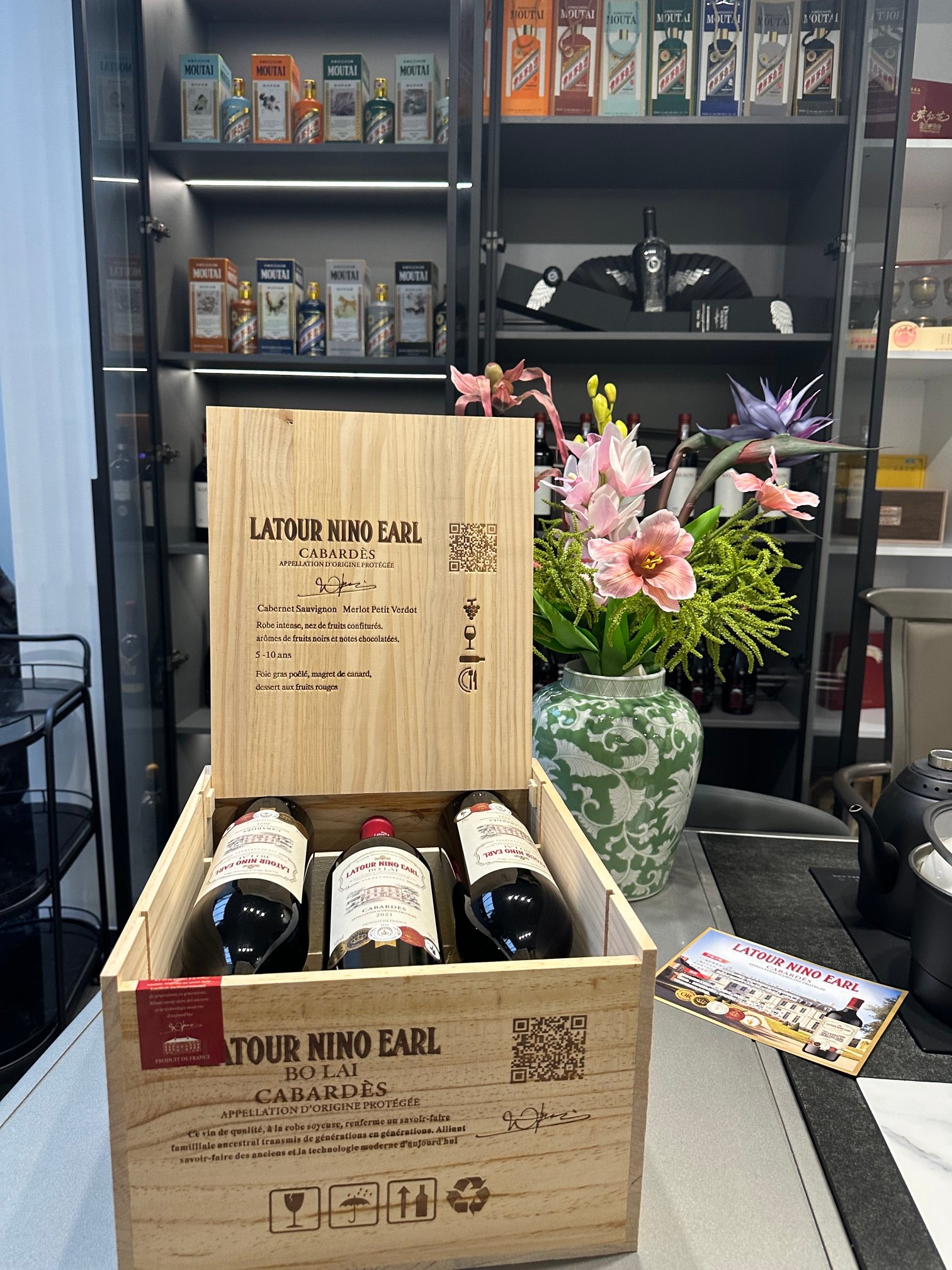 高端红酒买一送一599💰
也可以单独发
拉图尼诺伯爵·柏莱干红葡萄酒	VIN ROUGE	
LATOUR NINO EARI
原产国:法国	产区:卡巴戴斯	
酒精度:14%vol	净含量:750ml	
葡萄采摘年份:2021	产品类型:干型	
等级:AOP
葡萄品种:赤霞珠、美乐、小维多克酿造:手工采摘
贮藏方式:常温、避光、卧放

质地各不相同。这些土壤还有助于葡萄酒的酸度和结构，使得卡巴卡巴戴斯葡萄酒产区的另一个特点是其多样化的土壤。这个地区的土壤由石灰岩、砂岩和黏土组成，这种多样性使得葡萄酒的风味和14%
戴斯葡萄酒产区的葡萄酒具有独特的口感和风味。	OR	
酒评
采用先进的工艺精心酿造而成，并经橡木桶陈酿，酒色呈宝石红色，酒体颜色明亮，果味丰富，口感柔和清新，是宴请、馈赠亲朋好友之佳品。

拉图尼诺伯爵·柏莱干红葡萄酒
零售价:2688/瓶
