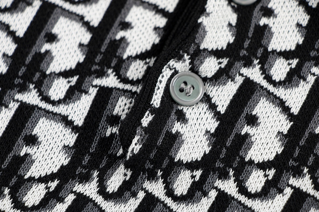 “Designer Dior 24 Shirt with Long Lettered Bouquets and Short Sleeves” - 图片 5