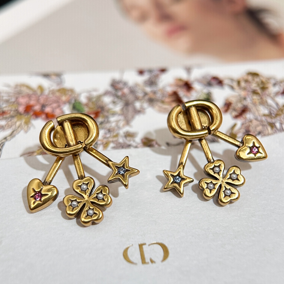 What is AAA quality
 Dior 1:1
 Jewelry Earring Yellow Brass