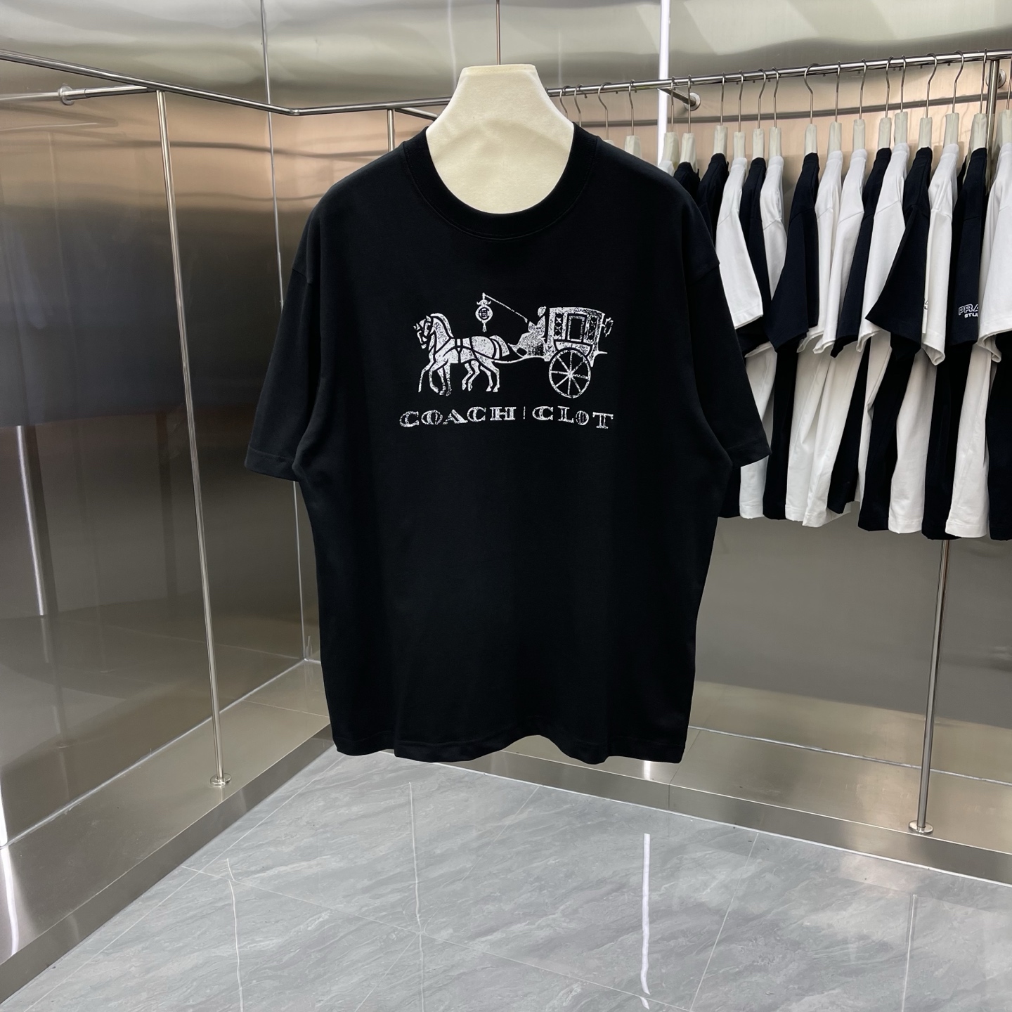 p135
COACH蔻驰 2026年马年限定系列  
 马年本命年红色短袖 马上心想事成（橙色）
- 印花短袖T恤明星穿搭款
 -采用新疆长绒棉260～280克，面料颜色定制定染，不缩水不退色。手感舒服，质感超强潮男潮女必备经典落肩阔版型，独家现货供应！
颜色：白色 黑色 红色 橙色（4个色）
尺码：S M L XL XXL