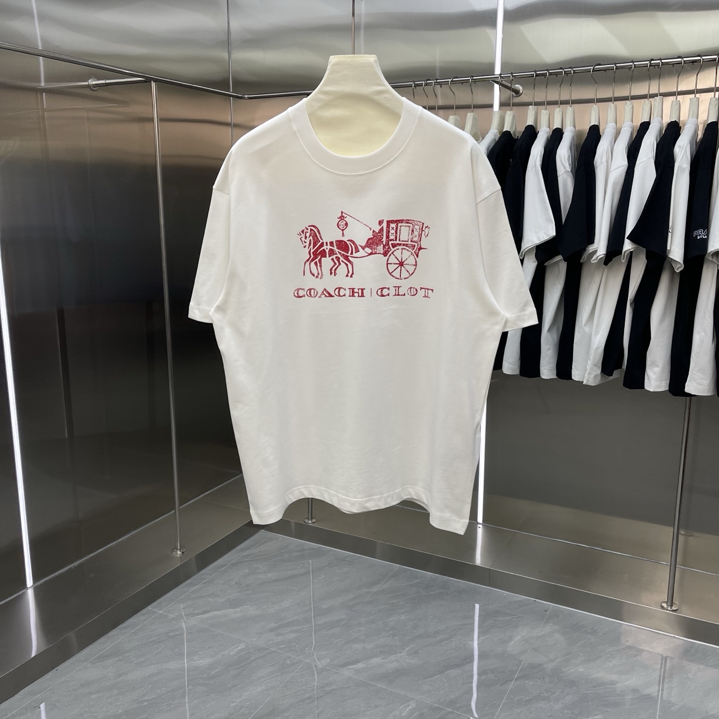 p135
COACH蔻驰 2026年马年限定系列  
 马年本命年红色短袖 马上心想事成（橙色）
- 印花短袖T恤明星穿搭款
 -采用新疆长绒棉260～280克，面料颜色定制定染，不缩水不退色。手感舒服，质感超强潮男潮女必备经典落肩阔版型，独家现货供应！
颜色：白色 黑色 红色 橙色（4个色）
尺码：S M L XL XXL