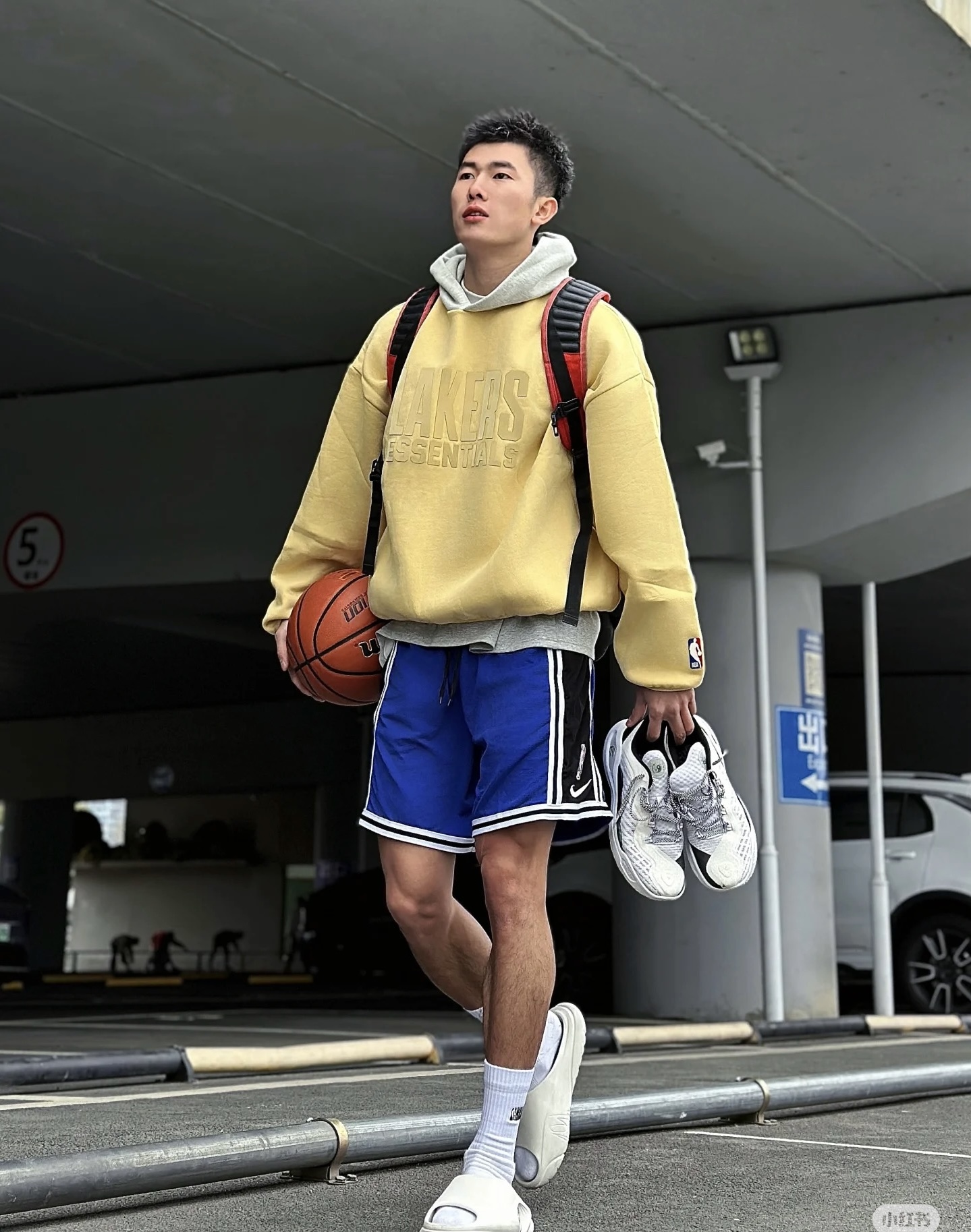 P173


💰 Fear of God Essentials x NBA 联名款 SS25 NBA-allstar  PULL OVER HOODIE - LAKERS 洛杉矶湖人队 美式重磅字母印花图案拼接连帽卫衣 男女同款 
黄色 S.M.L.XL