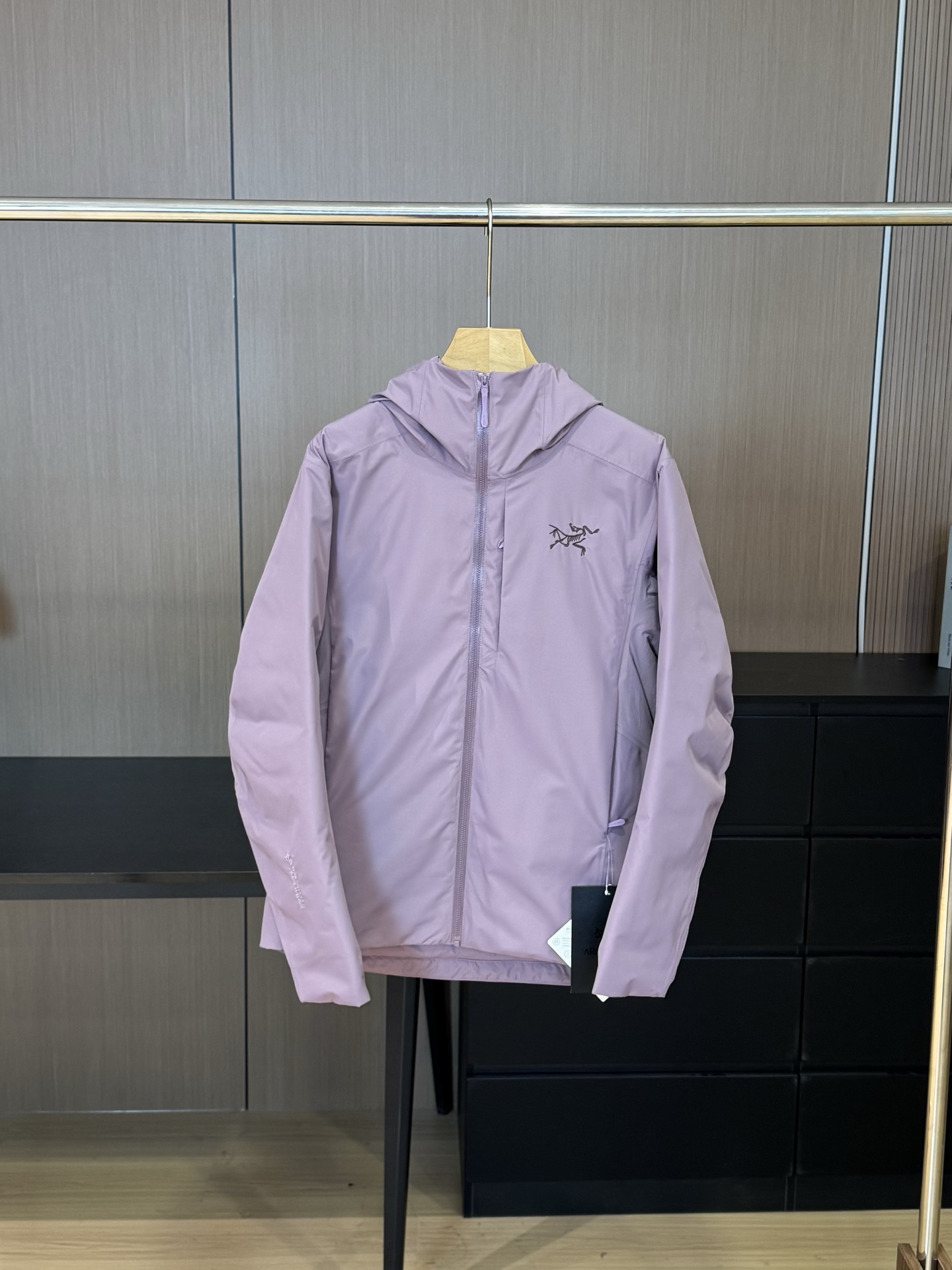 NO:731218,A new order just came out of the Ministry of Trade factory!  Archaeopteryx Series Solano Down Jacket Puffy Goose Down Windproof Waterproof Warm Down Jacket Exclusive Heavy Arrangement Outdoor Almighty Hexagon Warrior The whole internet went crazy!  The purchasing premium is close to 6,000 soft sister coins!  It can be called a work of the gods, a true classic. Even if the official new product is released now, the momentum still cannot beat it!  This is the powerful group!  !  As the main force of military birds, it is a separate production line and has three top-grade fabrics with black technology. Waterproof and windproof soft shell down jacket. 750-fill large goose down. Down content is as high as 90%. It is comfortable and warm. The key is that the upper body is really light!  It doesn’t weigh down the body and doesn’t feel like the conventional bulky and bloated look!  A life-saving down jacket that is a must-have for outdoor use. Just one piece is enough. It can be worn in both north and south. The fit and comfort can be said to be the first of the four best in the entire family. It is mainly designed to be a 'mountain and wilderness outfit king' and is a solid wear!  Daily commuting plus occasional outdoor hiking and mountain climbing Solano is the best choice 121805,arc'teryx,down jacket,19860909贸易部工厂刚出的新订单！始祖鸟 系列 索拉诺羽绒服 蓬鹅绒防风防水保暖羽绒服 独家重磅安排户外全能六边形战士 全网杀疯了！代购溢价接近6000软妹币！ 堪称的封神之作 真的经典 即使现在官方出了新品势头依旧压不过它！这才是实力派！！作为军鸟的主力军它是单独的产线 同时拥有三种带有黑科技的顶级面料 防水防风软壳羽绒服 750蓬的大朵鹅绒 绒子含量高达90 舒适又保暖 关键是上身真的很轻！不压身 不是那种常规笨重臃肿的感觉！ 户外必须要拥有的一件保命羽绒服 一件就够,不管南北方都能穿得住 贴合度舒适度可以说是整个家族中的四大金刚之首 主打一个“山野穿搭卷王”巨实穿！日常通勤 加上偶尔的户外徒步 登山 Solano就是最好的选择 121805,arc'teryx,down jacket,,Men's clothing