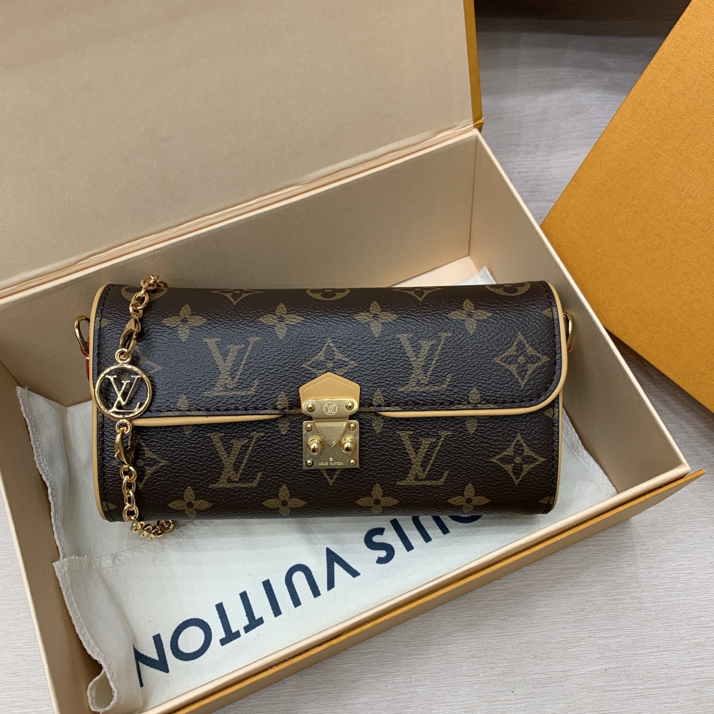 루이비통 M13566 가방 Louis Vuitton