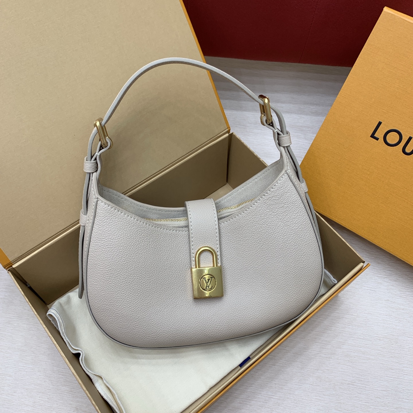 루이비통 M24990 가방 Louis Vuitton