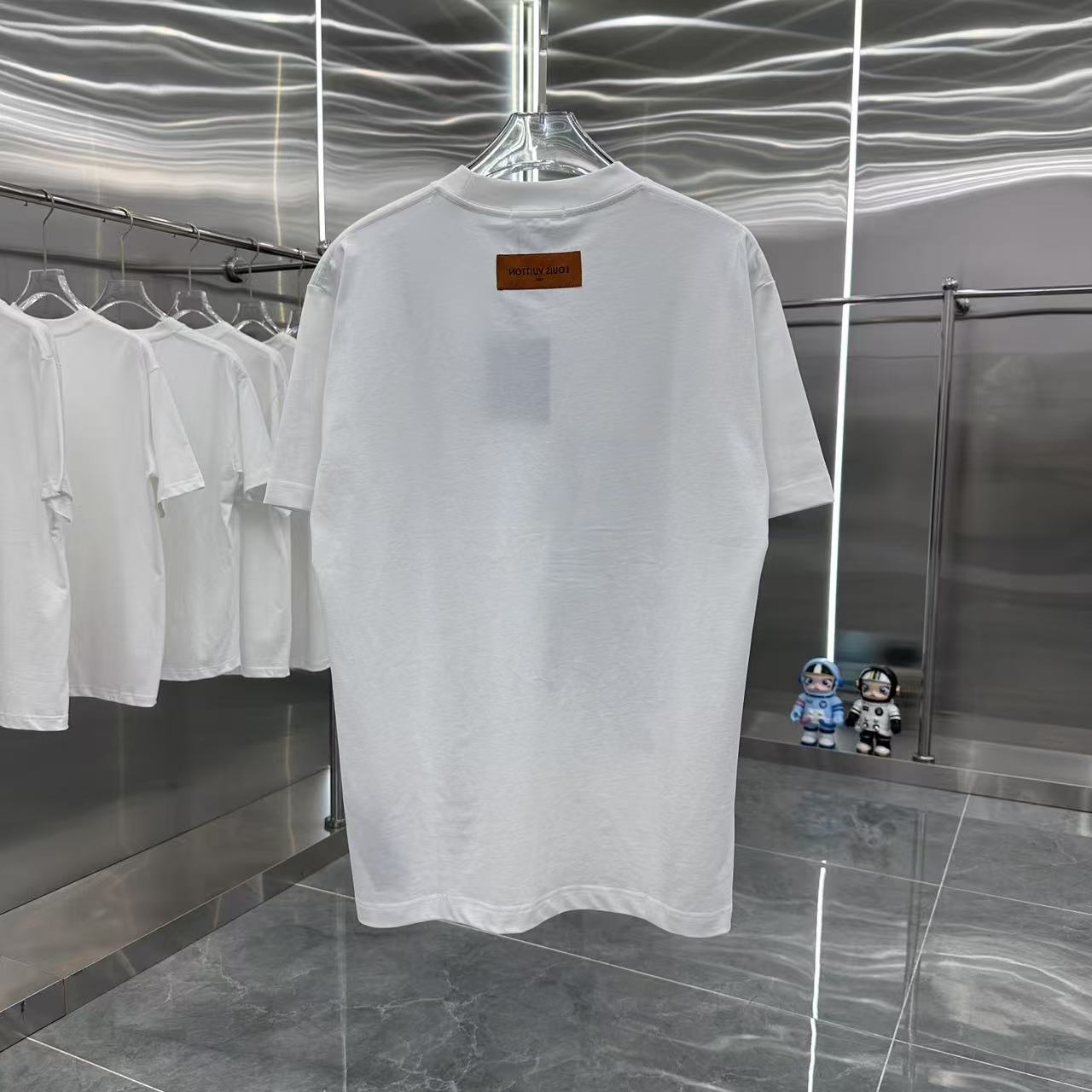 💰80 LV 2025春夏新款短袖t恤 个性印花 男女同款宽松版 S M L XL XXL 五个码 黑色 白色 酒红色