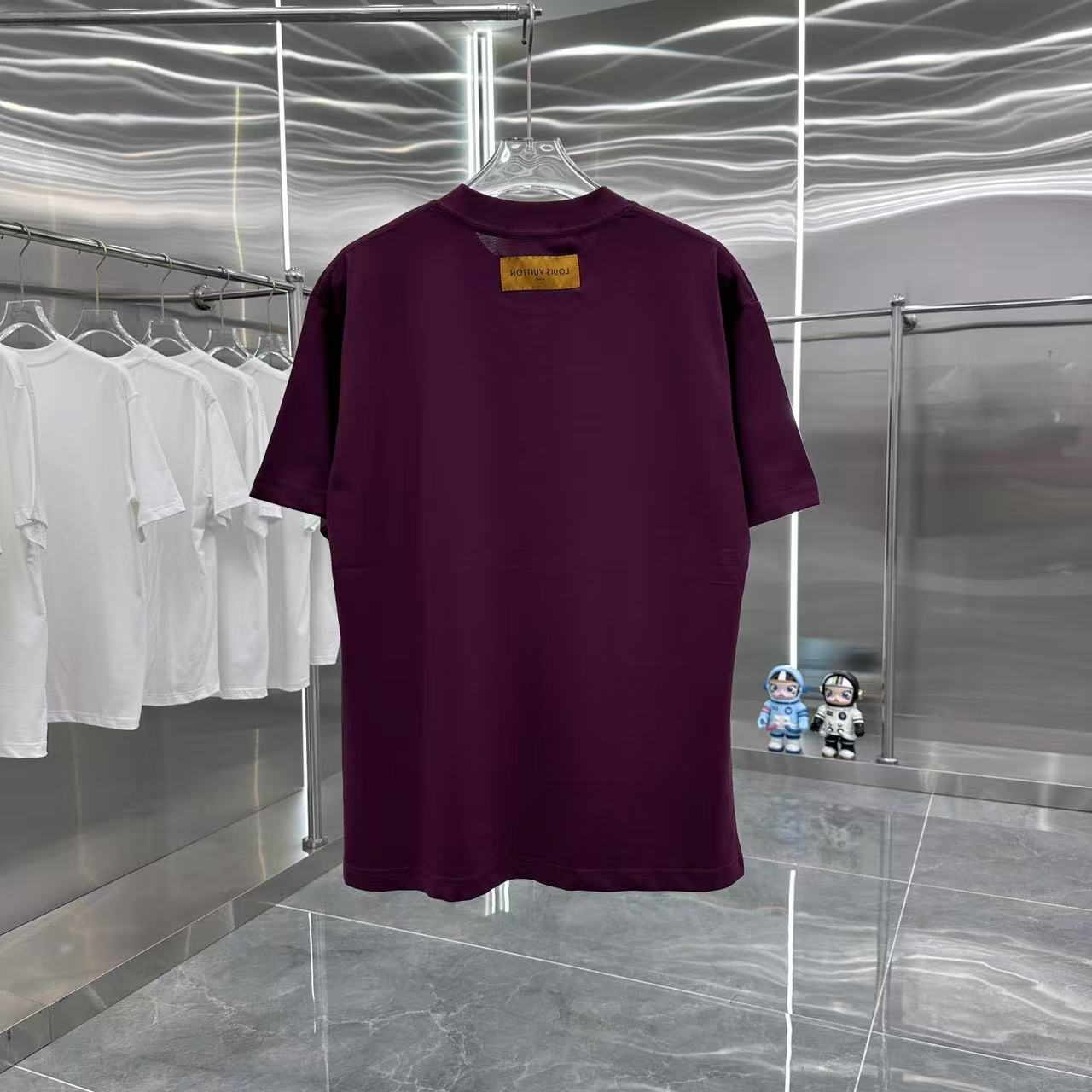 💰80 LV 2025春夏新款短袖t恤 个性印花 男女同款宽松版 S M L XL XXL 五个码 黑色 白色 酒红色