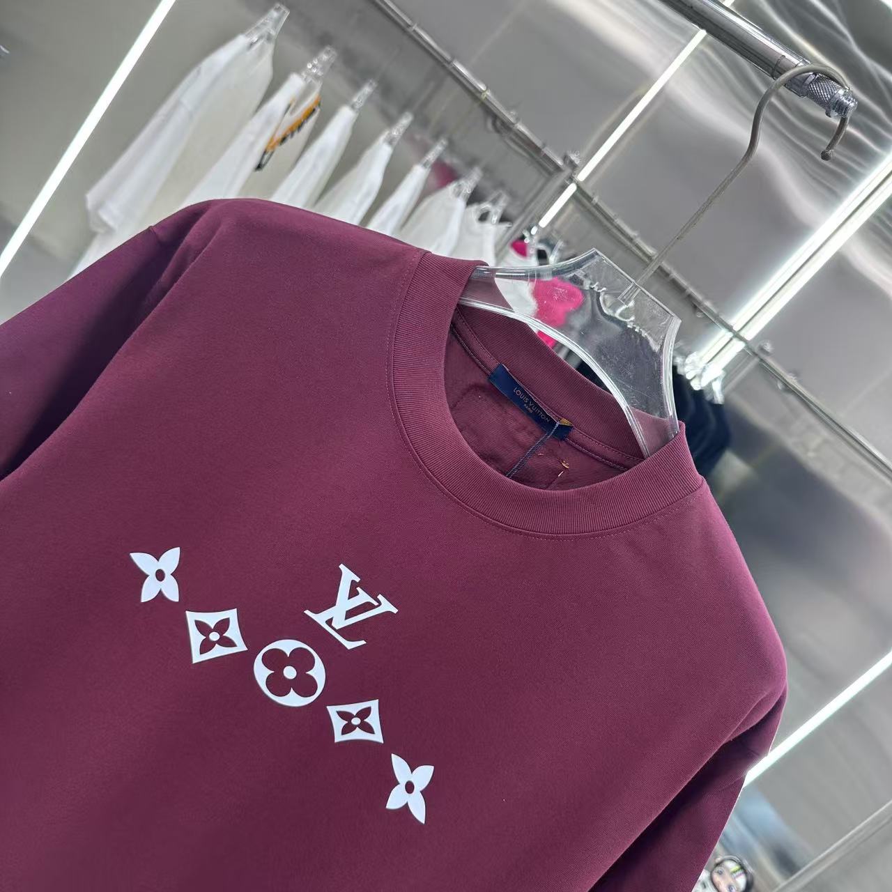 💰80 LV 2025春夏新款短袖t恤 个性印花 男女同款宽松版 S M L XL XXL 五个码 黑色 白色 酒红色