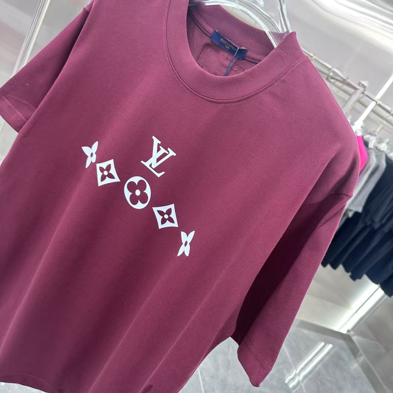 💰80 LV 2025春夏新款短袖t恤 个性印花 男女同款宽松版 S M L XL XXL 五个码 黑色 白色 酒红色