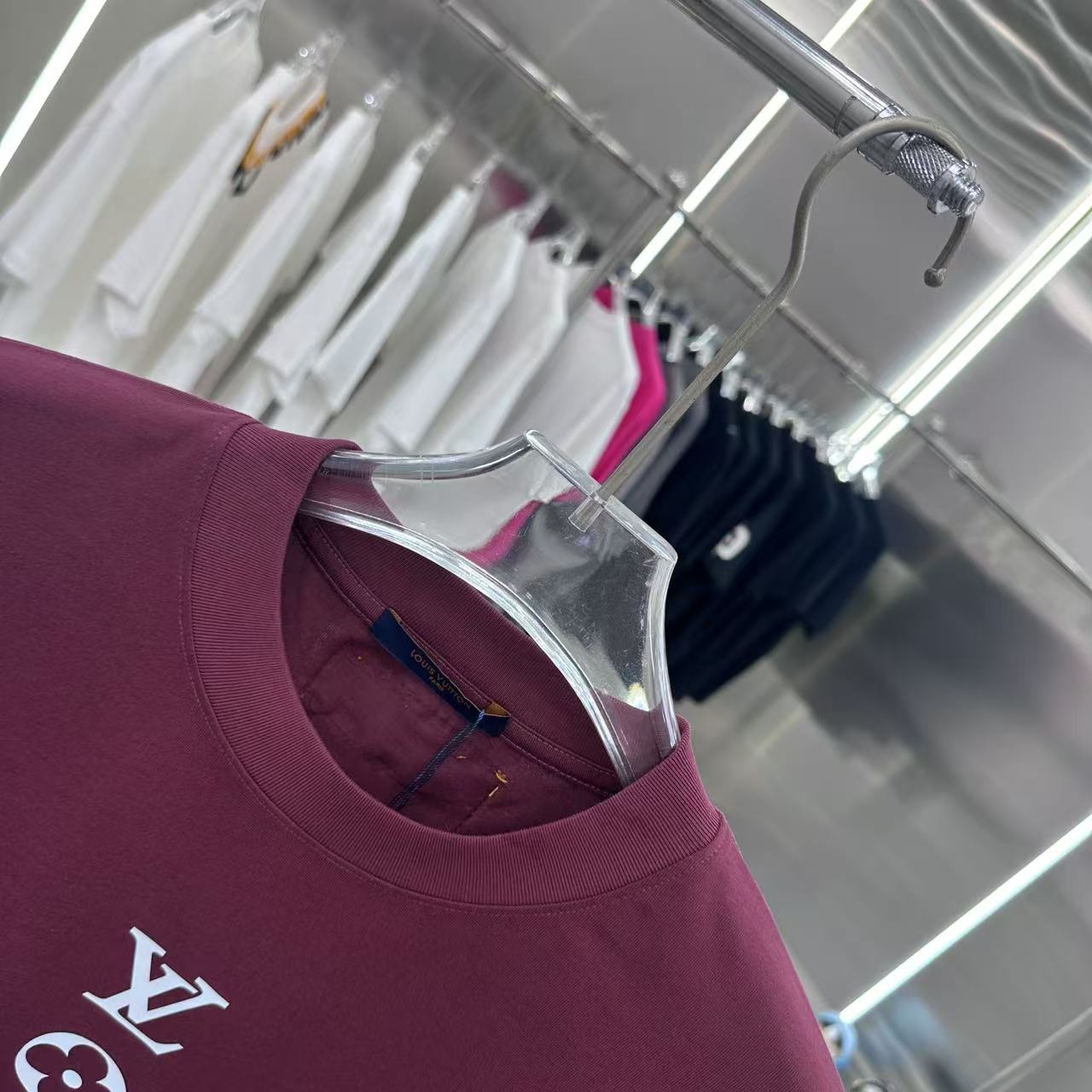 💰80 LV 2025春夏新款短袖t恤 个性印花 男女同款宽松版 S M L XL XXL 五个码 黑色 白色 酒红色