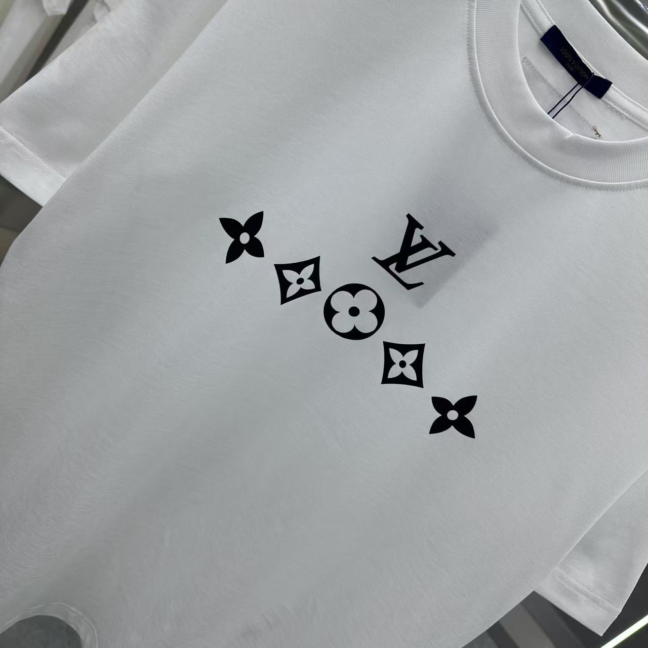💰80 LV 2025春夏新款短袖t恤 个性印花 男女同款宽松版 S M L XL XXL 五个码 黑色 白色 酒红色