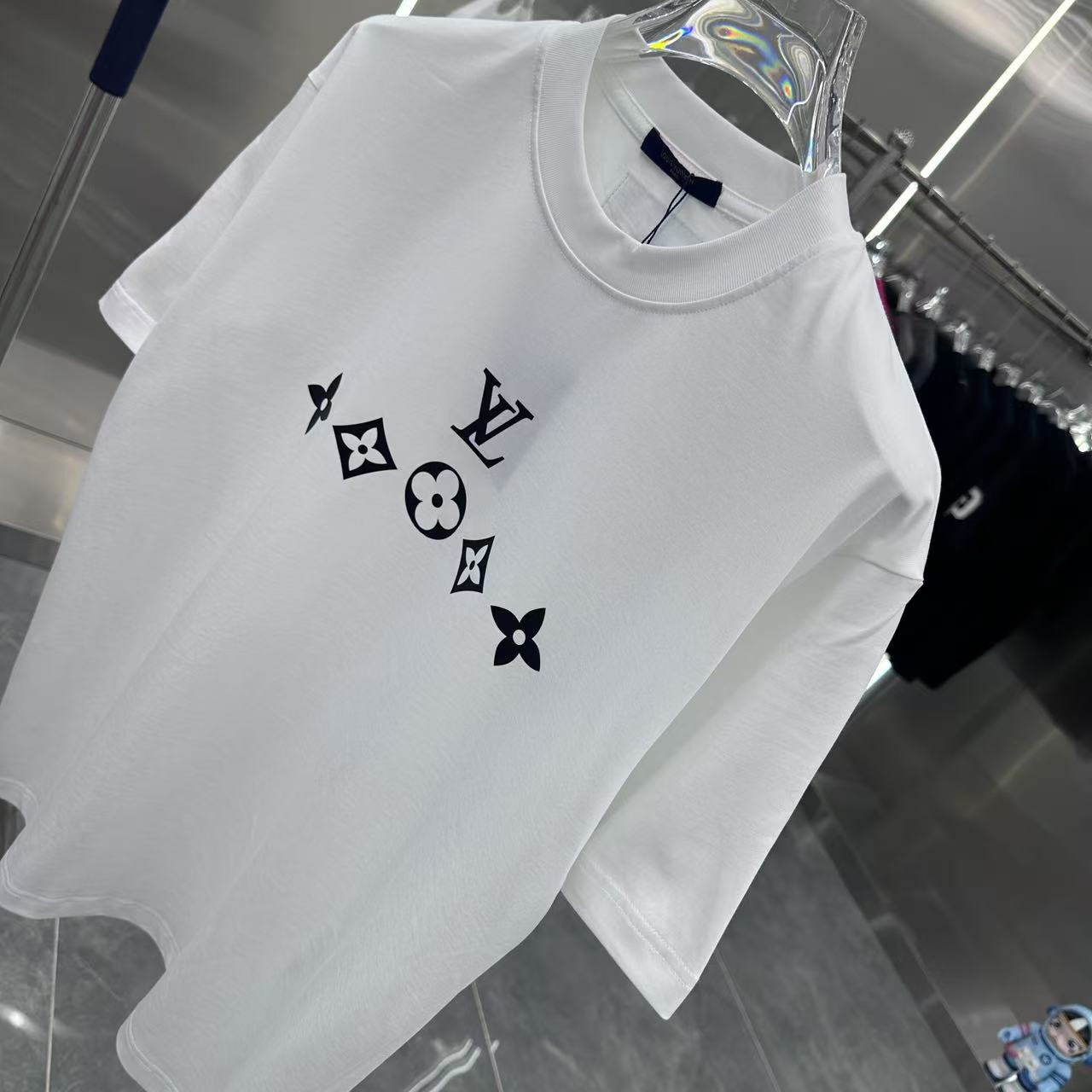 💰80 LV 2025春夏新款短袖t恤 个性印花 男女同款宽松版 S M L XL XXL 五个码 黑色 白色 酒红色