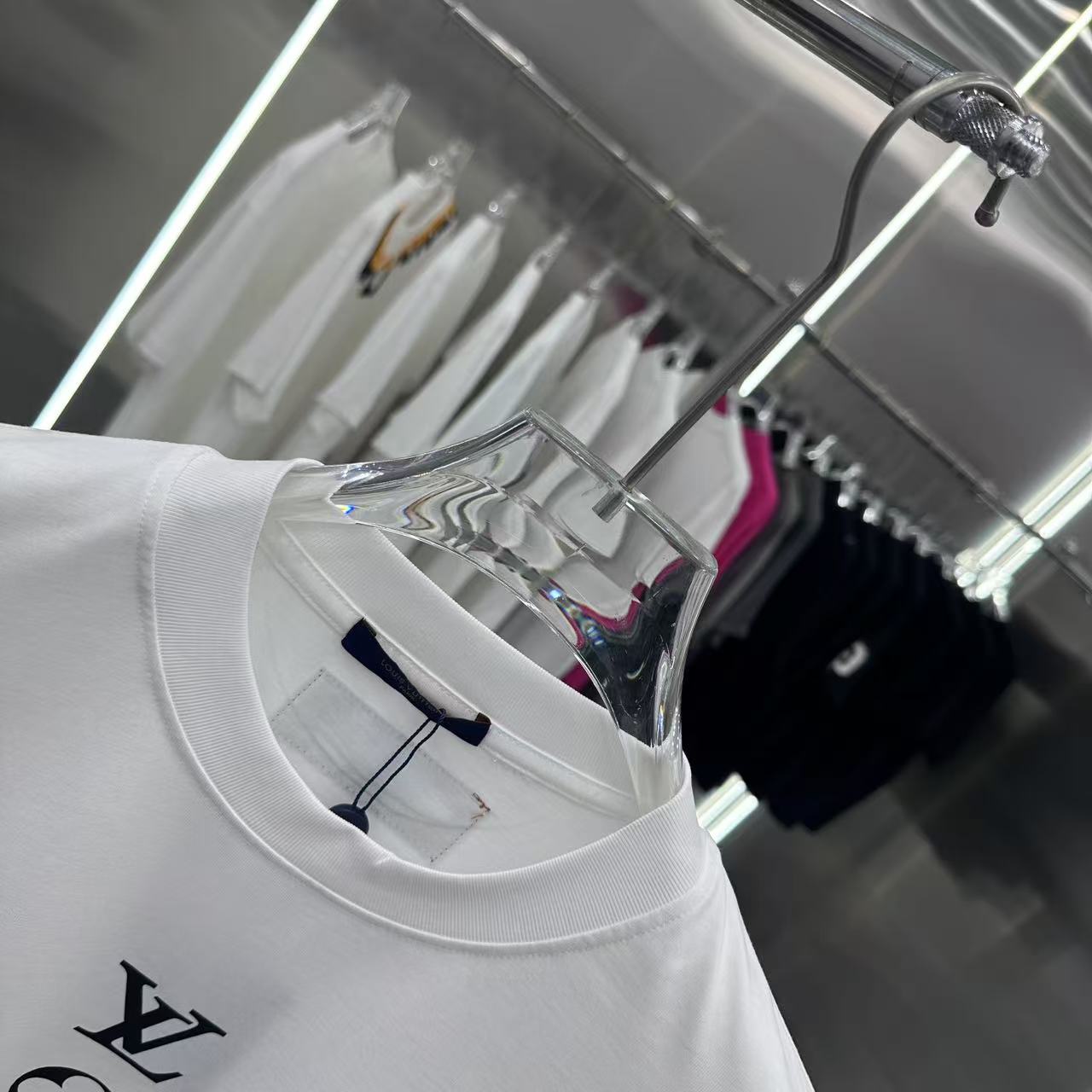 💰80 LV 2025春夏新款短袖t恤 个性印花 男女同款宽松版 S M L XL XXL 五个码 黑色 白色 酒红色