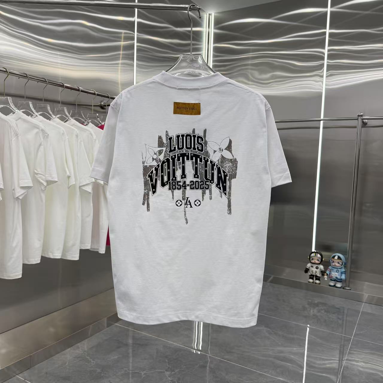 Louis Vuitton חולצת טי שירט עם שרוולים קצרים לנשים ולגברים - עיצוב אופנתי 8 a1754105004292 1411