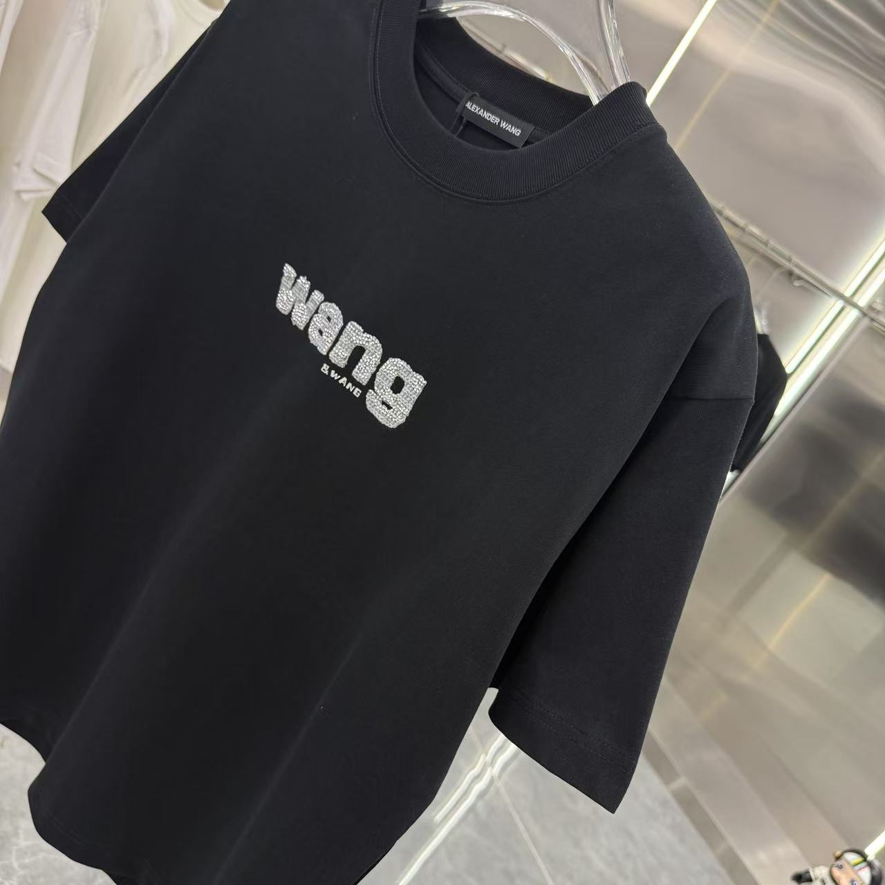 P115 Wang 大王 2025春秋新款 320克 圆领短袖 贴布➕烫钻工艺  男女同款宽松版 S M L XL XXL 五个码 黑色 白色 