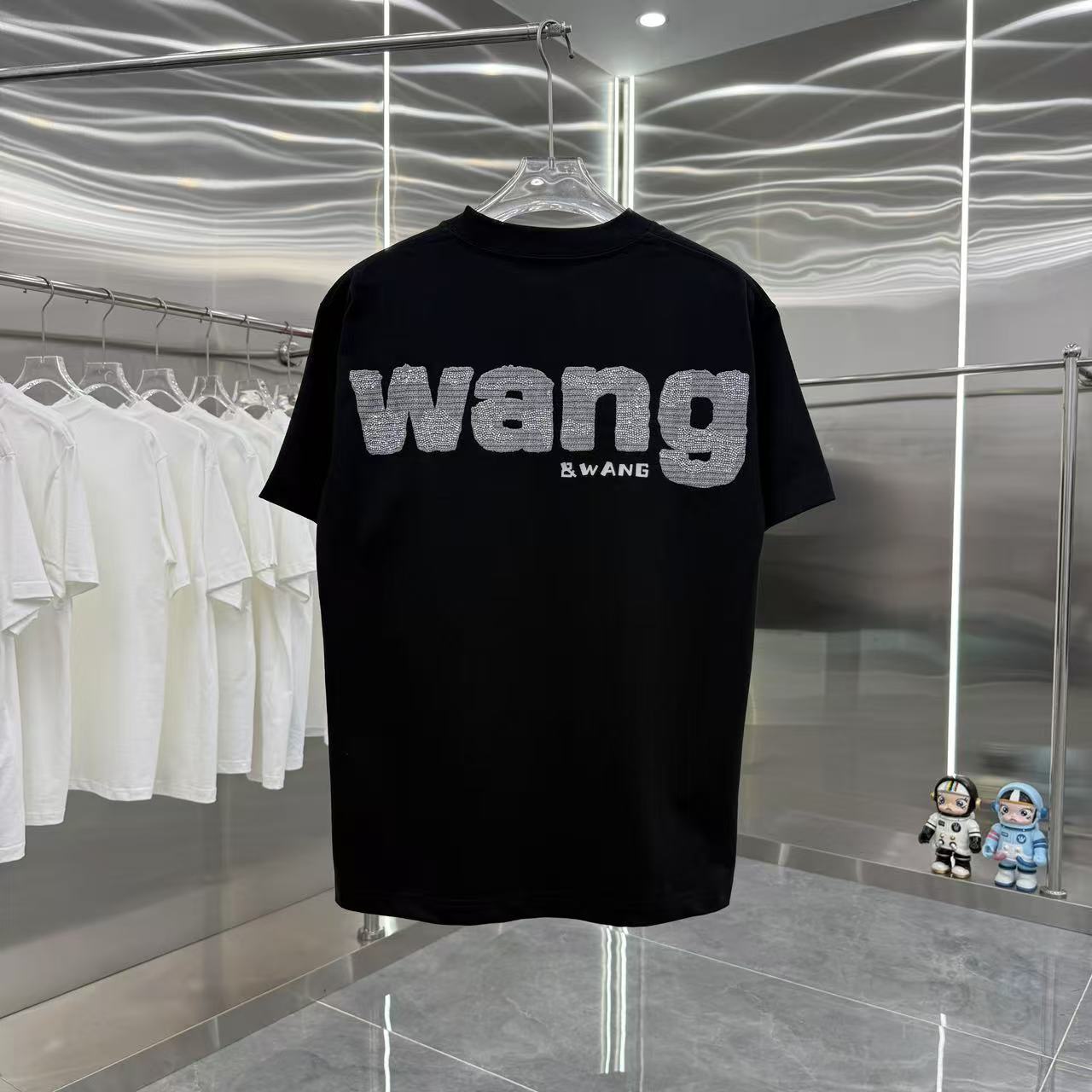 P115 Wang 大王 2025春秋新款 320克 圆领短袖 贴布➕烫钻工艺  男女同款宽松版 S M L XL XXL 五个码 黑色 白色 