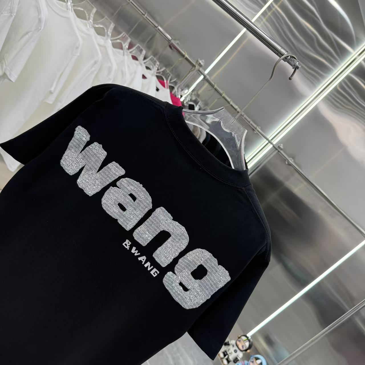 P115 Wang 大王 2025春秋新款 320克 圆领短袖 贴布➕烫钻工艺  男女同款宽松版 S M L XL XXL 五个码 黑色 白色 