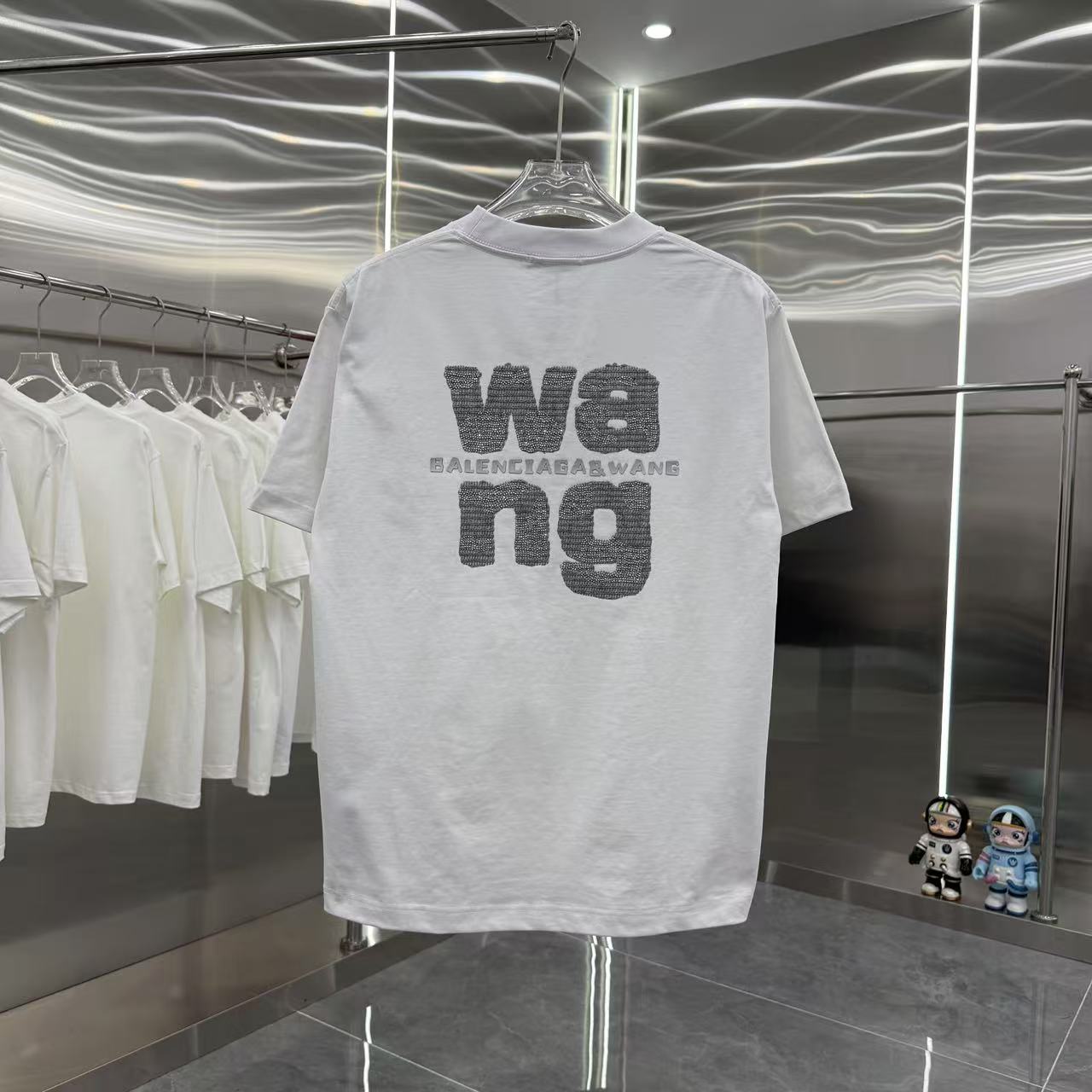 P115 Wang 大王 2025春秋新款 320克 圆领短袖 贴布➕烫钻工艺  男女同款宽松版 S M L XL XXL 五个码 黑色 白色 