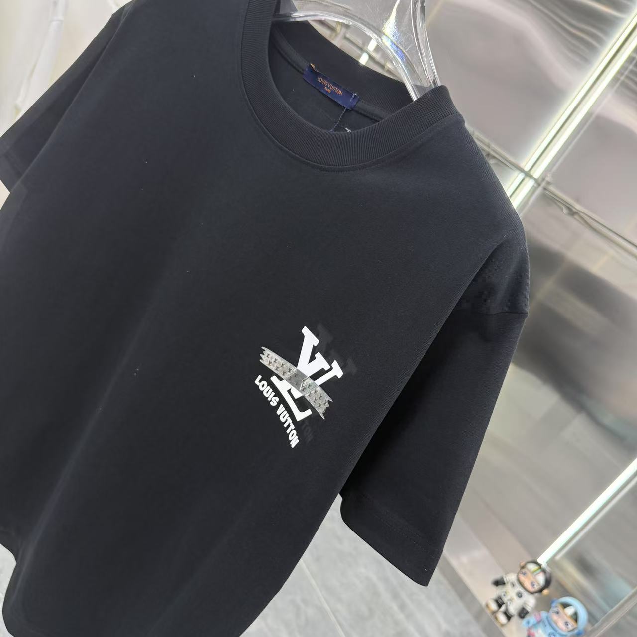 P115 LV 2025春秋新款 320克 圆领短袖 刻字模➕立体硅胶工艺  男女同款宽松版 S M L XL XXL 五个码 黑色 白色