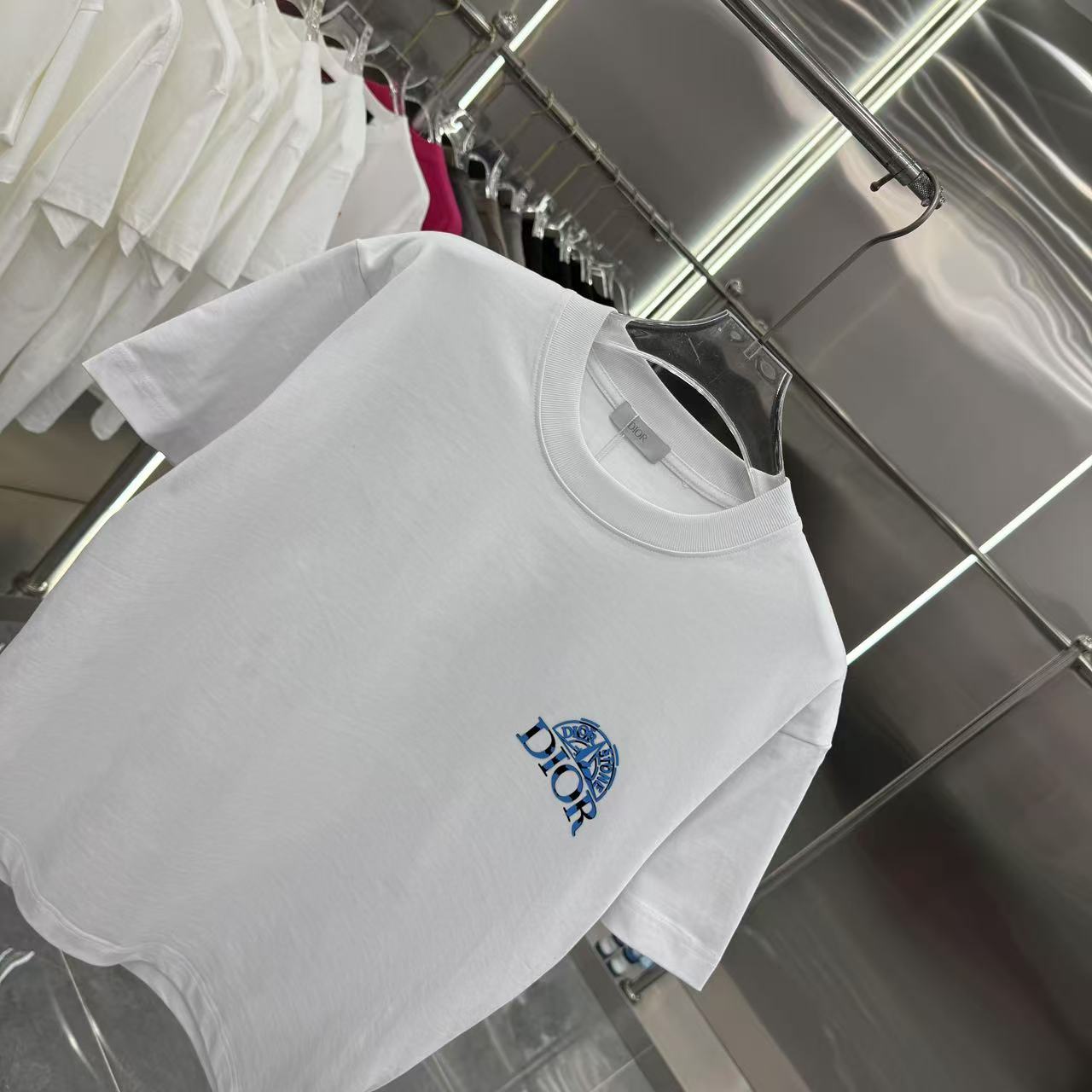 P115 DIOR 迪奥 2025春秋新款 320克 圆领短袖 立体硅胶工艺 男女同款 S M L XL XXL 五个码 黑色  白色 灰色