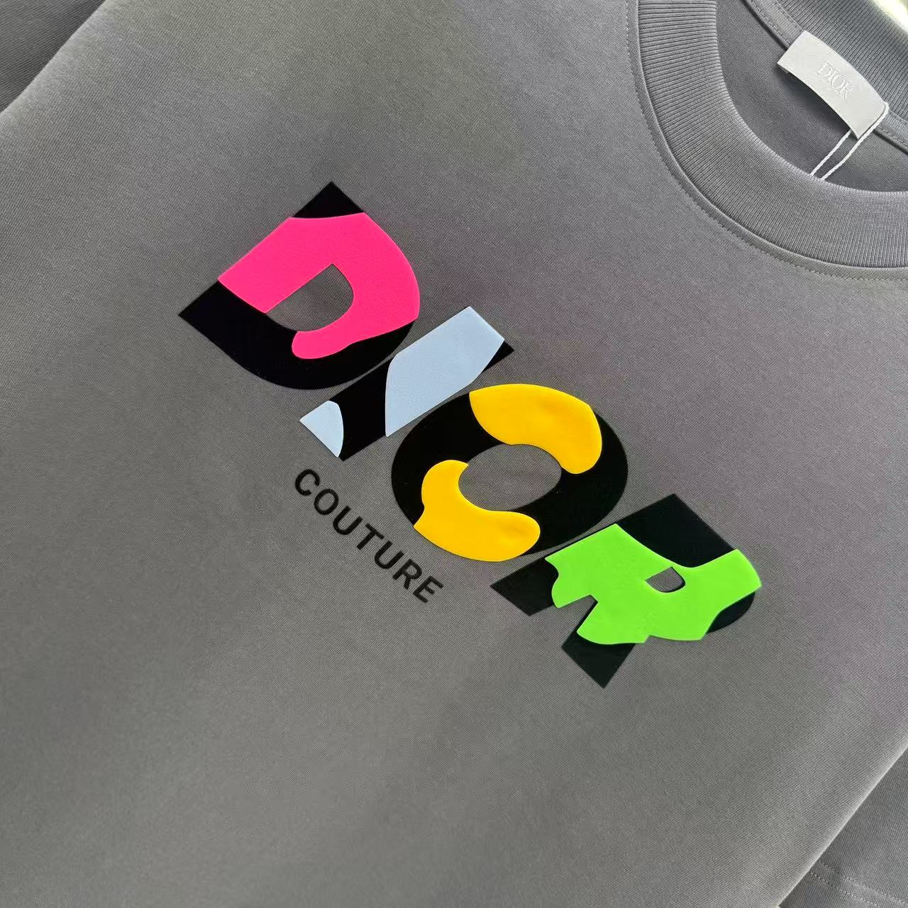 P110 DIOR 迪奥 2025春秋新款 320克 圆领短袖 立体彩色发泡工艺 男女同款 S M L XL XXL 五个码 黑色  白色 灰色