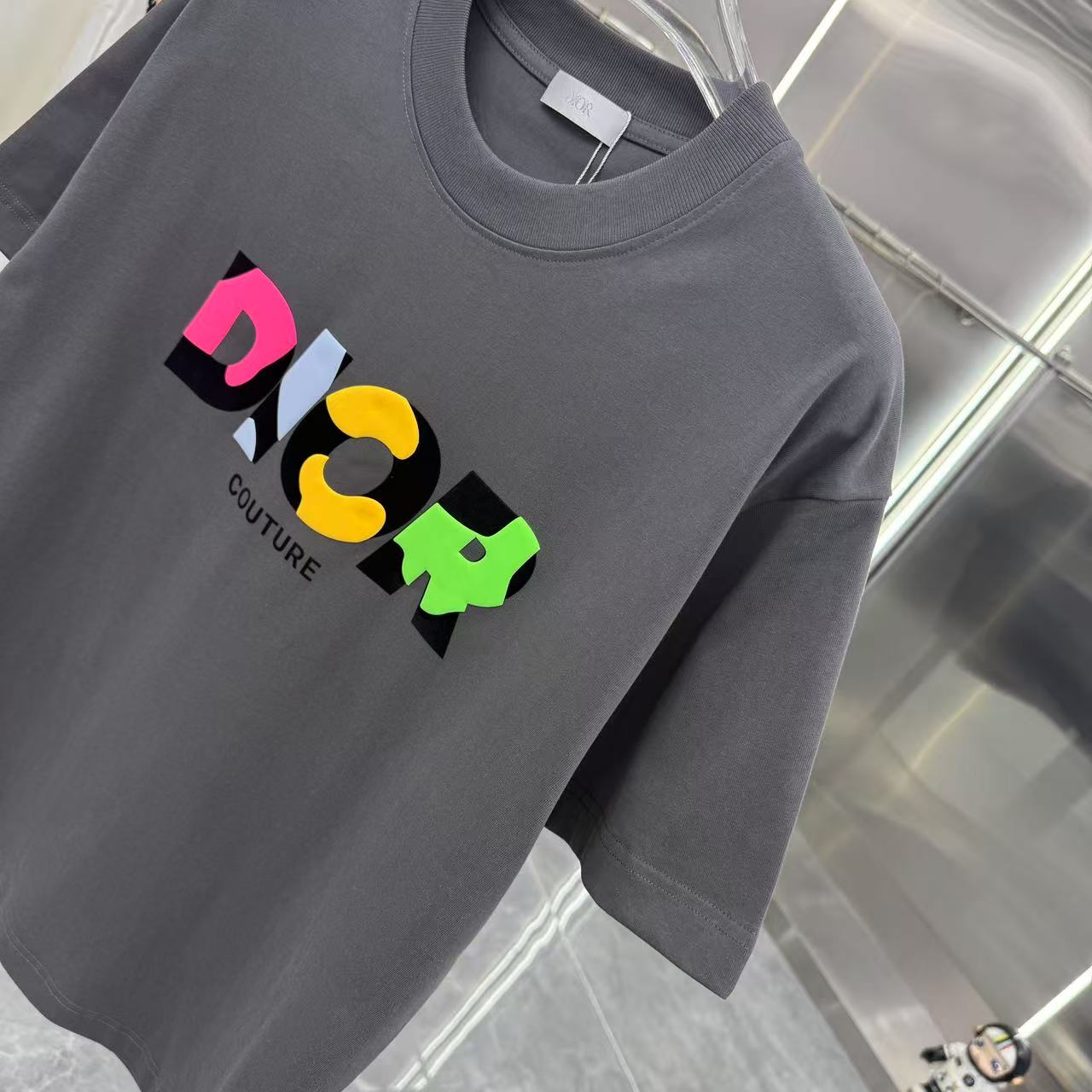 P110 DIOR 迪奥 2025春秋新款 320克 圆领短袖 立体彩色发泡工艺 男女同款 S M L XL XXL 五个码 黑色  白色 灰色