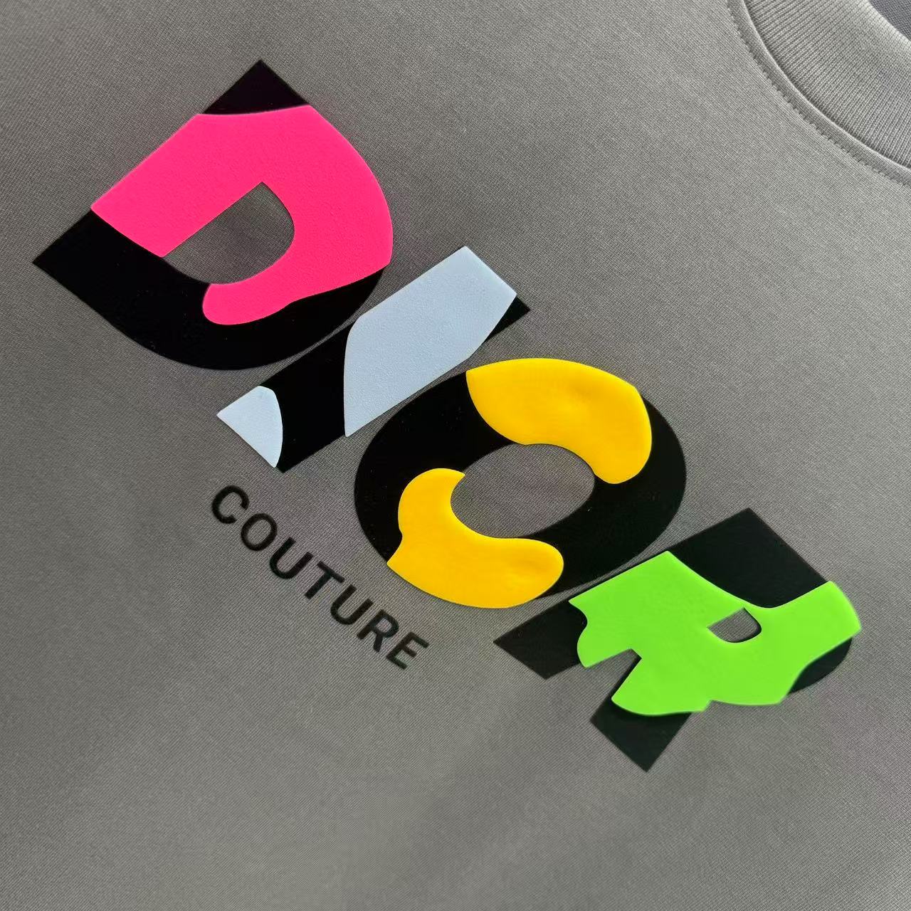 P110 DIOR 迪奥 2025春秋新款 320克 圆领短袖 立体彩色发泡工艺 男女同款 S M L XL XXL 五个码 黑色  白色 灰色