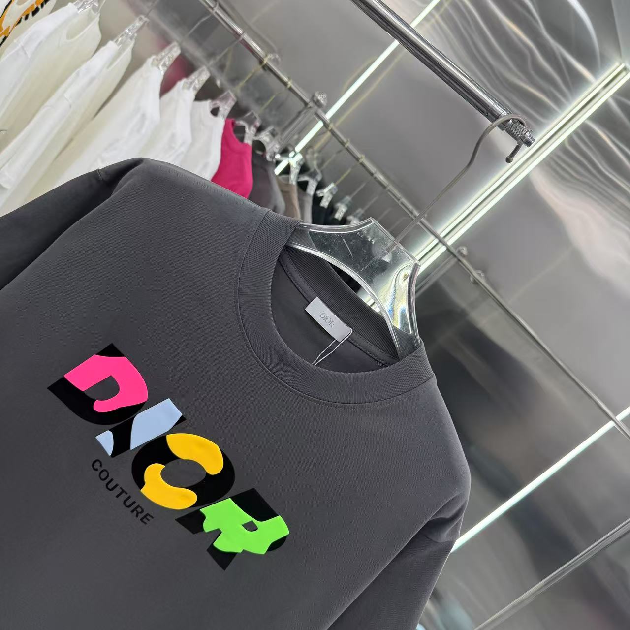 P110 DIOR 迪奥 2025春秋新款 320克 圆领短袖 立体彩色发泡工艺 男女同款 S M L XL XXL 五个码 黑色  白色 灰色