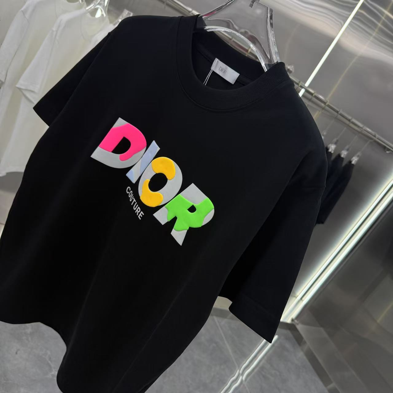 P110 DIOR 迪奥 2025春秋新款 320克 圆领短袖 立体彩色发泡工艺 男女同款 S M L XL XXL 五个码 黑色  白色 灰色