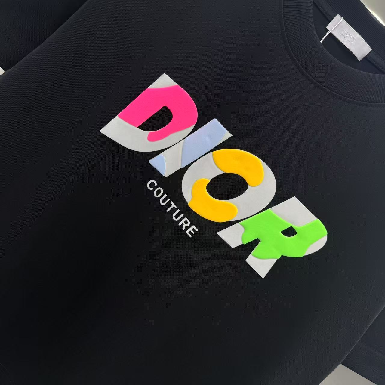 P110 DIOR 迪奥 2025春秋新款 320克 圆领短袖 立体彩色发泡工艺 男女同款 S M L XL XXL 五个码 黑色  白色 灰色
