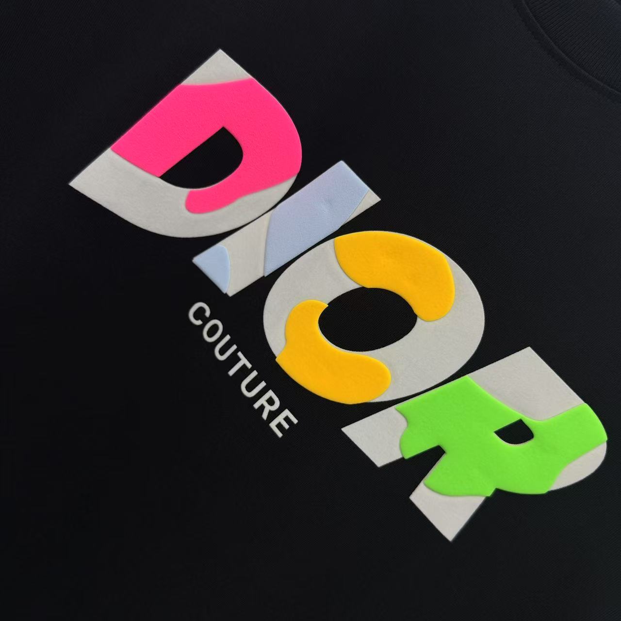 P110 DIOR 迪奥 2025春秋新款 320克 圆领短袖 立体彩色发泡工艺 男女同款 S M L XL XXL 五个码 黑色  白色 灰色