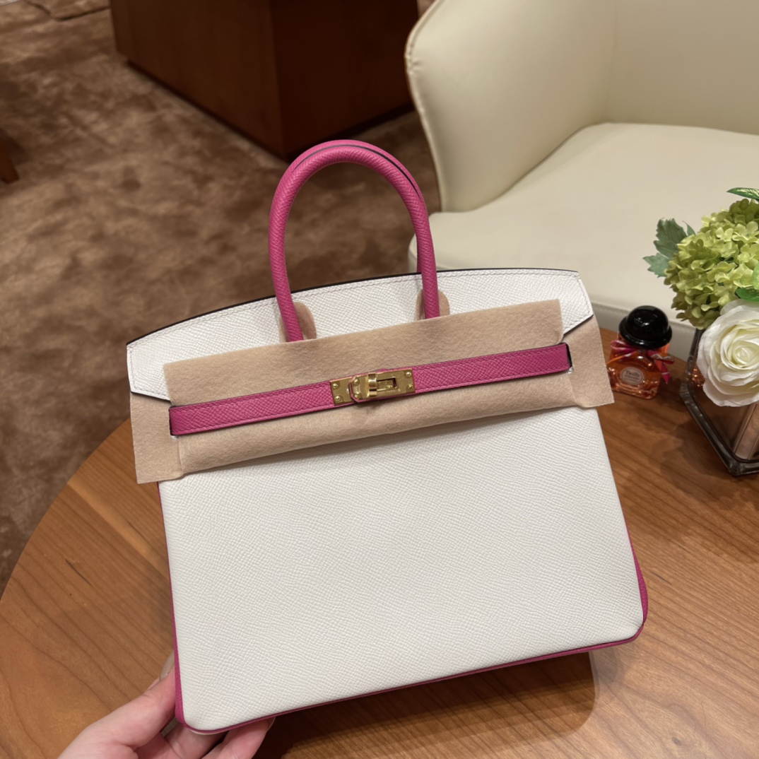 NO:699157,What is SO special customization?  Special customization is also commonly referred to as SO (secial order). Special customization is held twice a year around April and October. The most distinctive feature of special customization is the horseshoe engraving, Birkin 25 Iv horseshoe print color matching custom Esom leather 01 pure white spelling 9i magnolia powder gold buckle, Hermes, Hermes,19860909什么是 SO 特殊定制？ 特殊定制也就是大家常说的 SO ( secial order ),每年会在4月和10月的前后举行两次特殊定制.特殊定制最鲜明的特点就是马蹄刻印, Birkin 25 Iv马蹄印拼色定制 Esom 皮 01 纯白拼 9i 玉兰粉 金扣,爱马仕,hermes,Hermes,,Bag