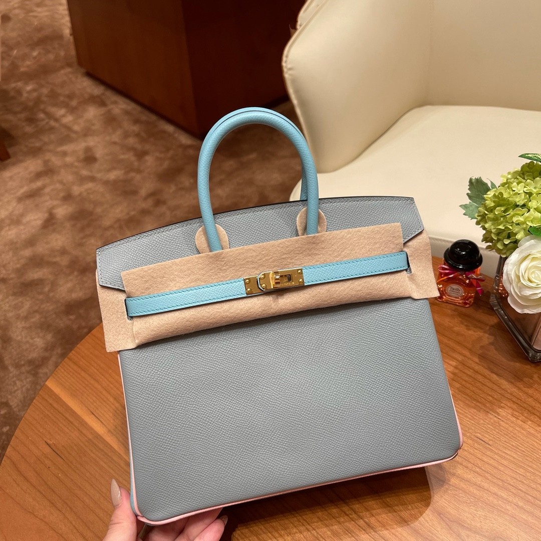 NO:699153,What is SO special customization?  Special customization is what everyone often calls SO (secial order). Special customization is held twice a year around April and October. The most distinctive feature of special customization is the horseshoe engraving, Birkin 25 Iv horseshoe print color matching, customized Esom leather 4Z seagull gray spelled with 3 macaron blue spelled with 3Q pink gold buckle, Hermes, Hermes,19860909什么是 SO 特殊定制？ 特殊定制也就是大家常说的 SO ( secial order ),每年会在4月和10月的前后举行两次特殊定制.特殊定制最鲜明的特点就是马蹄刻印, Birkin 25 Iv马蹄印拼色定制 Esom 皮 4Z 海鸥灰拼3马卡龙蓝拼 3Q粉 金扣,爱马仕,hermes,Hermes,,Bag