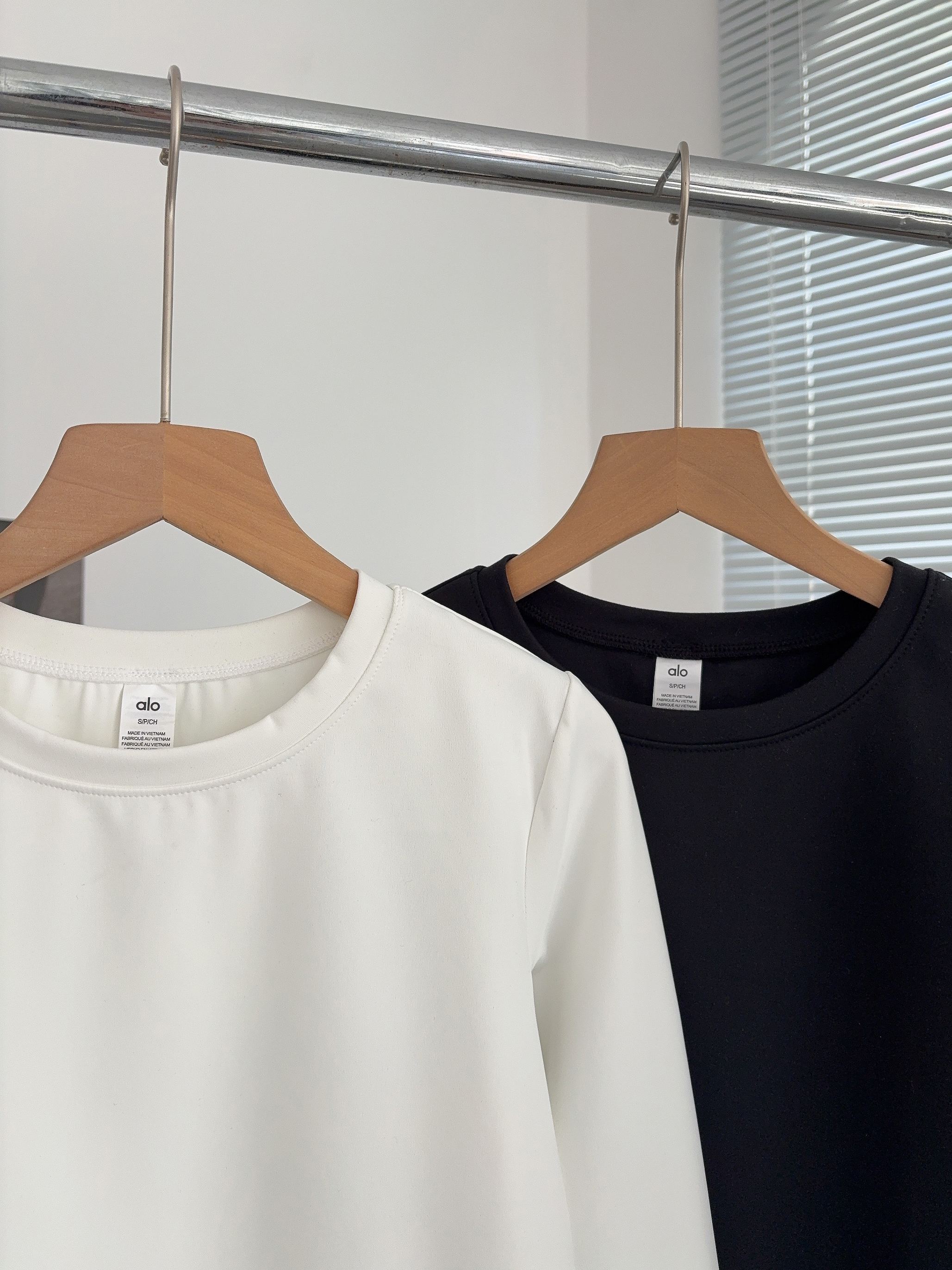 Alo long sleeve studio white black yoga