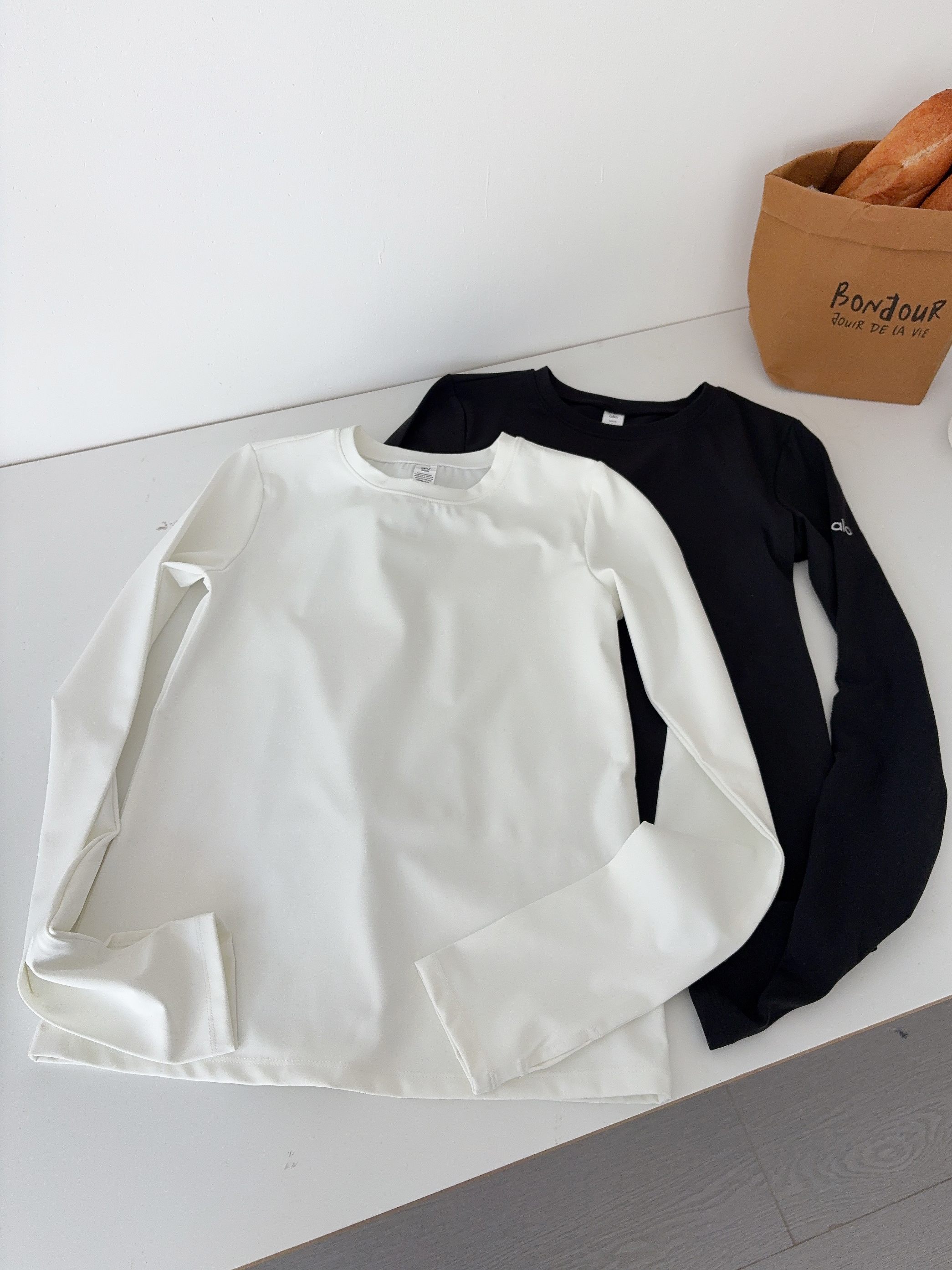 Alo long sleeve studio white black yoga