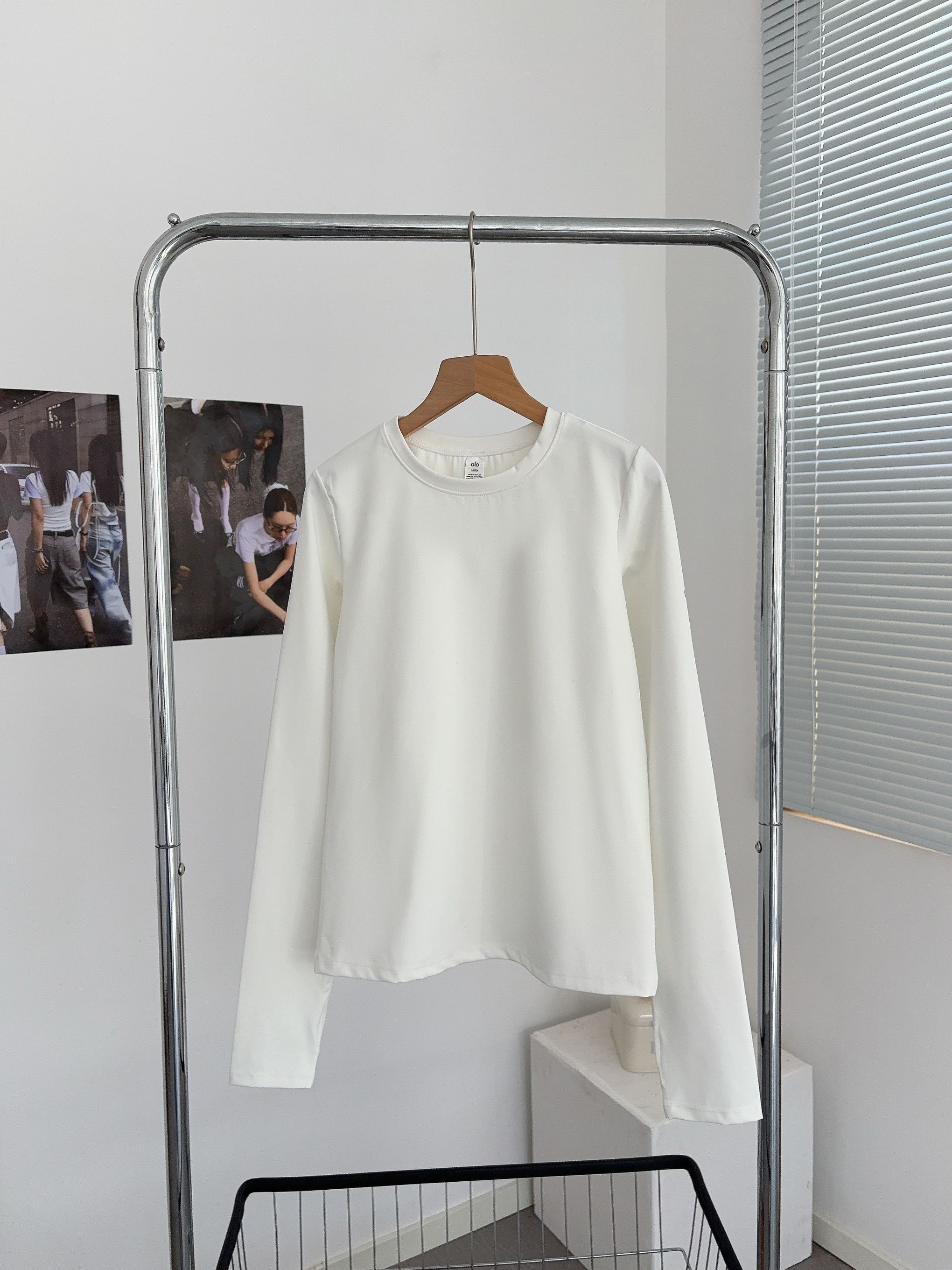 Alo long sleeve yoga black and white