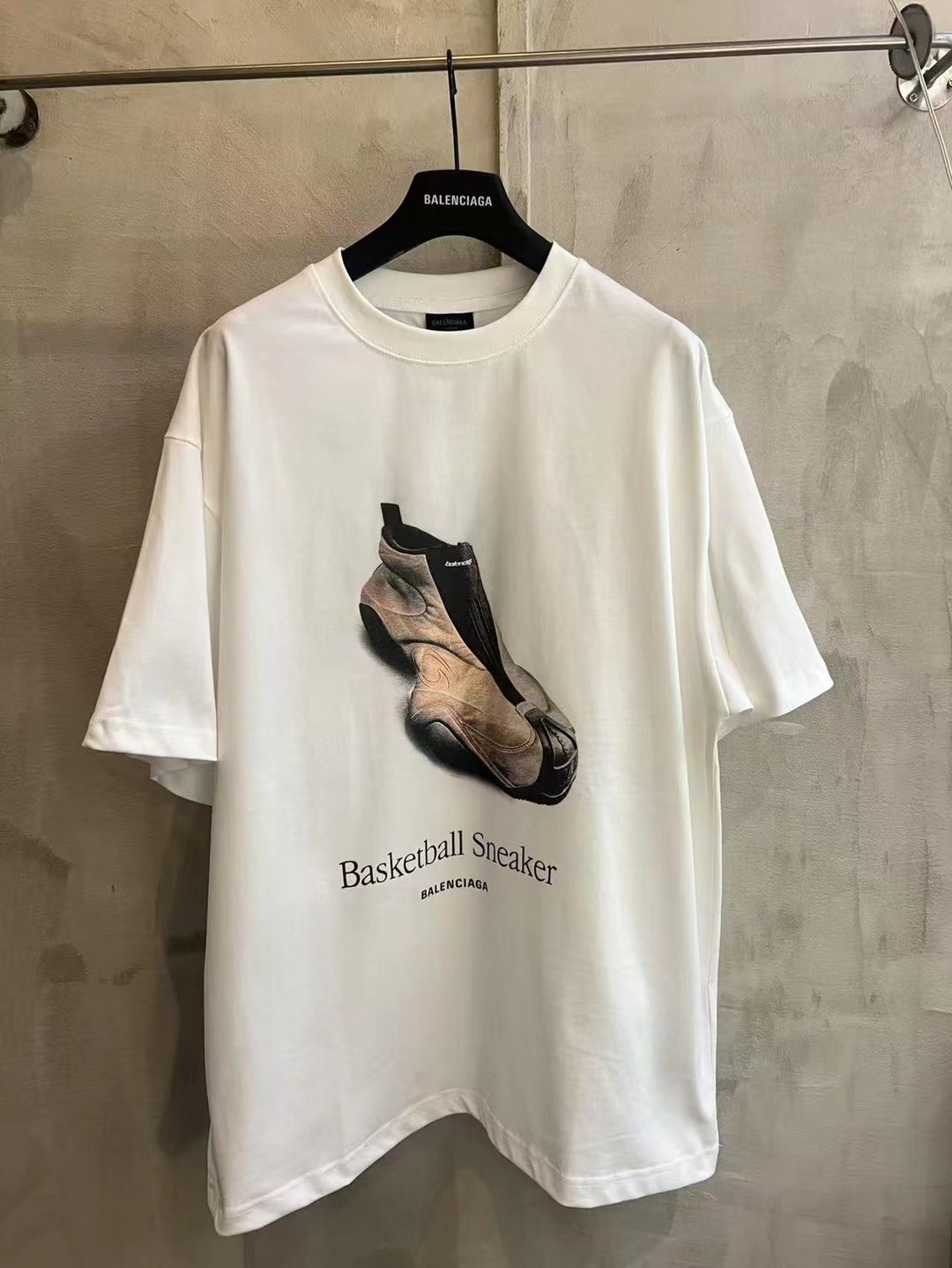 x  #PYE\nBalenciagass新款进口白墨D逼真直喷巴黎鞋子数码直喷印花短袖T恤.ED克双纱面料.EW克双纱十字螺纹领口.宽松版本.男女同款\n码数：...\n