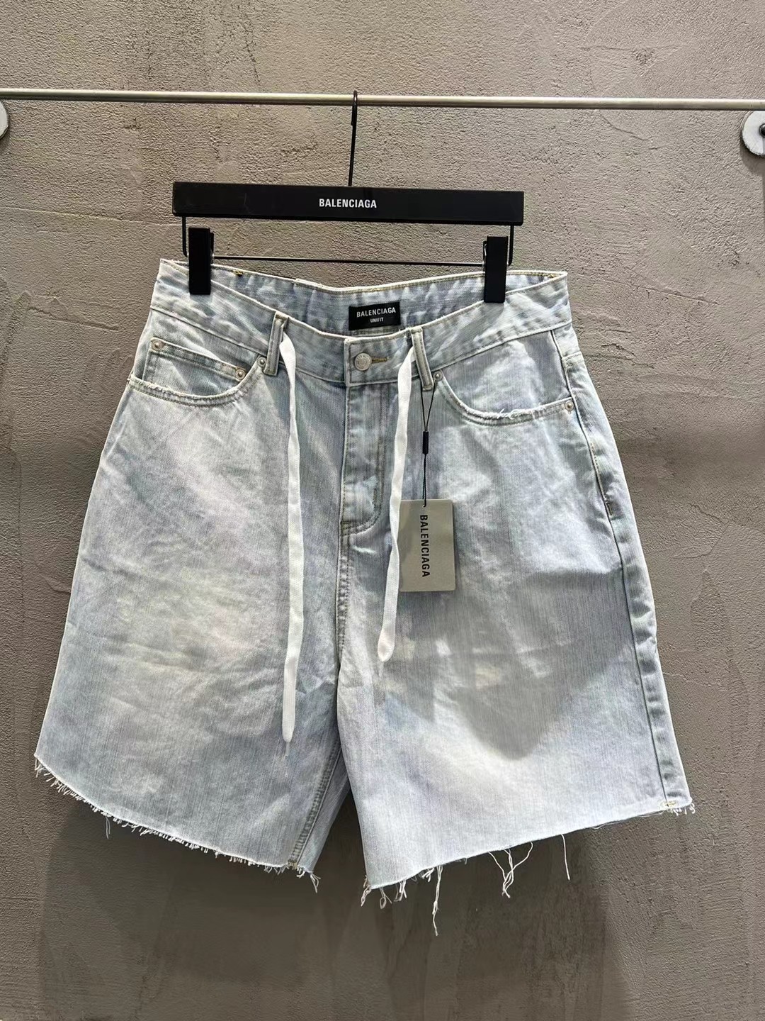 🔥 Balenciaga 25ss nuevos pantalones cortos de mezclilla con lavado a la piedra y blanqueado intenso. Unisex, versión h…