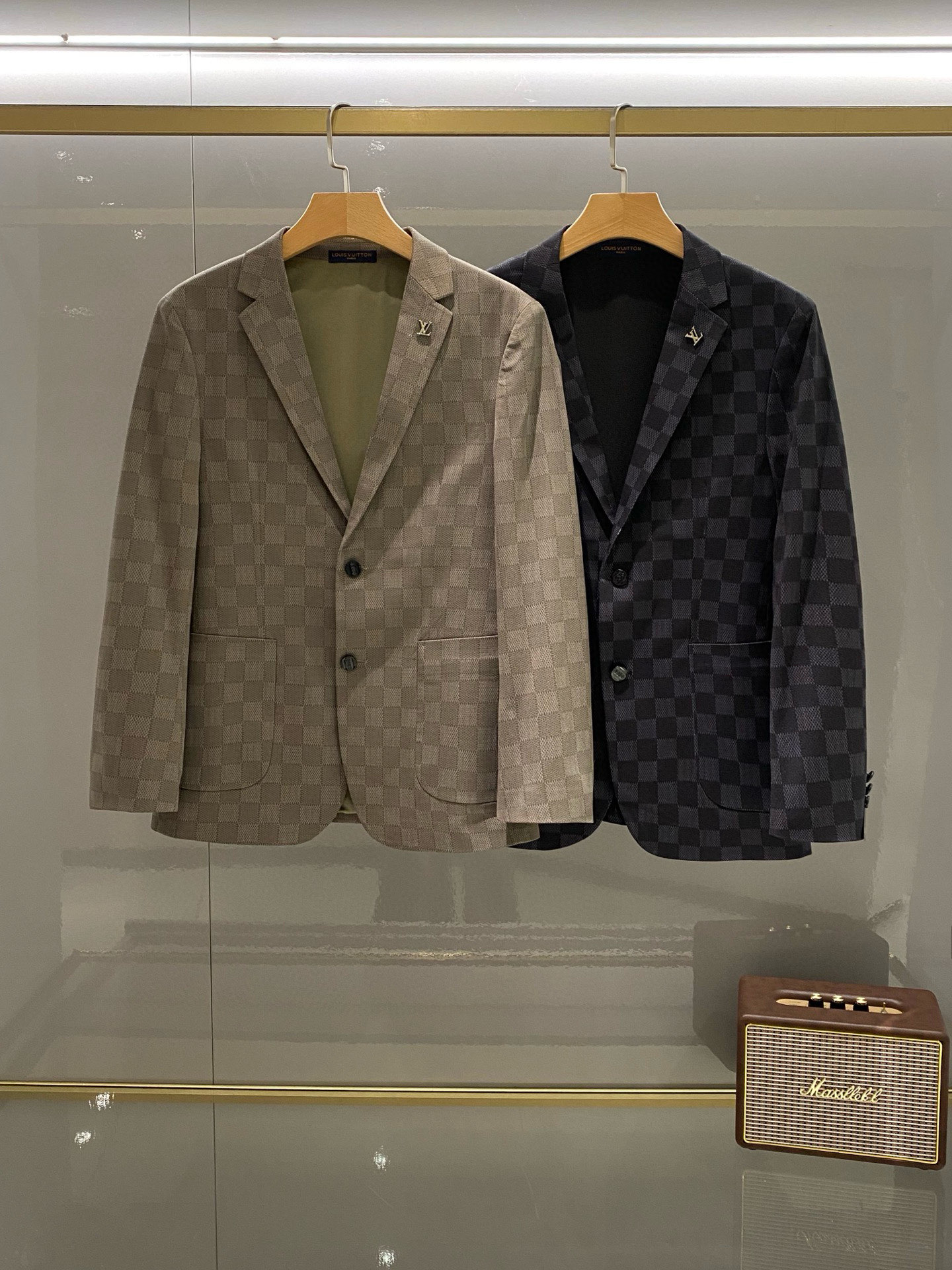 NO:848917,Lujia 26Fw spring and summer new series!  -Loui*s men's high-quality light luxury fashion elite gentleman's suit, urban fashion casual slim fit two-button suit!  The whole suit is fresh and elegant, a luxurious and trendy look for men. The upper body is handsome and stylish. The jacquard checkerboard pattern all over the body can perfectly blend with various occasions. The upper body is light and stylish, low-key yet luxurious, and easy to control!  1L's suits are famous for their exquisite craftsmanship and elegant styles. High-end men's business main line products, suits chosen by elites in the men's clothing industry, a casual single suit with high practicality. Slim fit version, exquisite notched neckline, exquisite and unique collar  Midea's LV metal LOGO brooch can be easily disassembled and continues its contemporary style. It becomes the visual focus with its slim tailoring and unique button design. It is produced by an old channel suit factory and has first-class quality control, texture and details. It gives it full dignity and nobility.  This suit is carefully made of high-quality 12 Tencel, 80% polyester fiber, and 8% spandex. It has a wide, slim-fitting jacquard checkerboard pattern all over the body. The fabric feels soft and comfortable, and the upper body is light, stylish and handsome!  The fabric is comfortable and easy to wear, and has strong wrinkle resistance. The higher the quality and texture of the suit, the lining is satin lining, and the hemming is exquisite and exquisite. Its texture is reflected in the pattern cutting, which depends on a good cutting machine master and a professional suit factory. This is a slim fit, with a trendy and casual style, and it is no problem to attend formal occasions. Classic and versatile black, fashionable and stylish, showing a passion for life. Color Khaki Black  Size 48～58 (m-4xl) 48 Bust 98 - Shoulder width 43 - Sleeve length 60 - Clothing length 67 50 Bust 102 - Shoulder width 44 - Sleeve length 61 - Clothing length 68 52 Bust 106 - Shoulder width 45 - Sleeve length 62 - Clothing length 69 54 Bust 110 - Shoulder width 46 - Sleeve length 63 - Clothing length 70 56:  Bust 114-shoulder width 47-sleeve length 64-dress length 71 58: Bust 118-shoulder width 48-sleeve length 65-dress length 72,,louis vuitton,louis vuitton,louis vuitton,louis vuitton,louis vuitton,business suit,brooch,breastpin,19860909驴家26Fw春夏季出品新款系列！-Loui*s男士高品质轻奢时尚精英绅士西服,都市时尚休闲修身合体的版型两粒扣西服！整件西服清新优雅,男士奢潮穿搭,上身帅气有型,满身提花棋盘格图案能完美融合各种场合,上身轻薄有型,低调却不失奢华感,轻松驾驭！ 1L家西服以精湛工艺和优雅款式驰名.高端男士商务主线臻品,男装界精英之选的西服,一款实用率超高的休闲单西.修身合体的版型,平驳领口精致,衣领精致唯美的LV家金属LOGO胸针,可轻松拆卸,续写当代风范,以修身的裁剪与独特的纽扣设计成为视觉焦点.渠道西装老厂所出,品控质感细节一流.给足体面与尊贵. 此款西服甄选优质12天丝,80聚酯纤维,8氨纶精心制作.满身提花棋盘格图案挺阔的修身版型,面料手感柔软舒适,上身轻盈有型又帅气！面料舒服又好穿,抗皱性强,越是品质好有质感的西装,内里贡缎里布,包边精致做工精湛,它的骨感体现在版型裁剪上,取决于好的裁床老师傅打版,专业西装厂. 这款属于修身版型,偏向时尚休闲的风格,出席于正装场合都没问题.经典百搭黑色,款式时尚有型,展现出对生活充满热情活力. 颜色卡其色黑色 尺码48～58（m-4xl） 48胸围98-肩宽43-袖长60-衣长67 50胸围102-肩宽44-袖长61-衣长68 52胸围106-肩宽45-袖长62-衣长69 54胸围110-肩宽46-袖长63-衣长70 56: 胸围114-肩宽47-袖长64-衣长71 58: 胸围118-肩宽48-袖长65-衣长72,,louis vuitton,louis vuitton,louis vuitton,louis vuitton,louis vuitton,business suit,brooch，breastpin,,Men's clothing