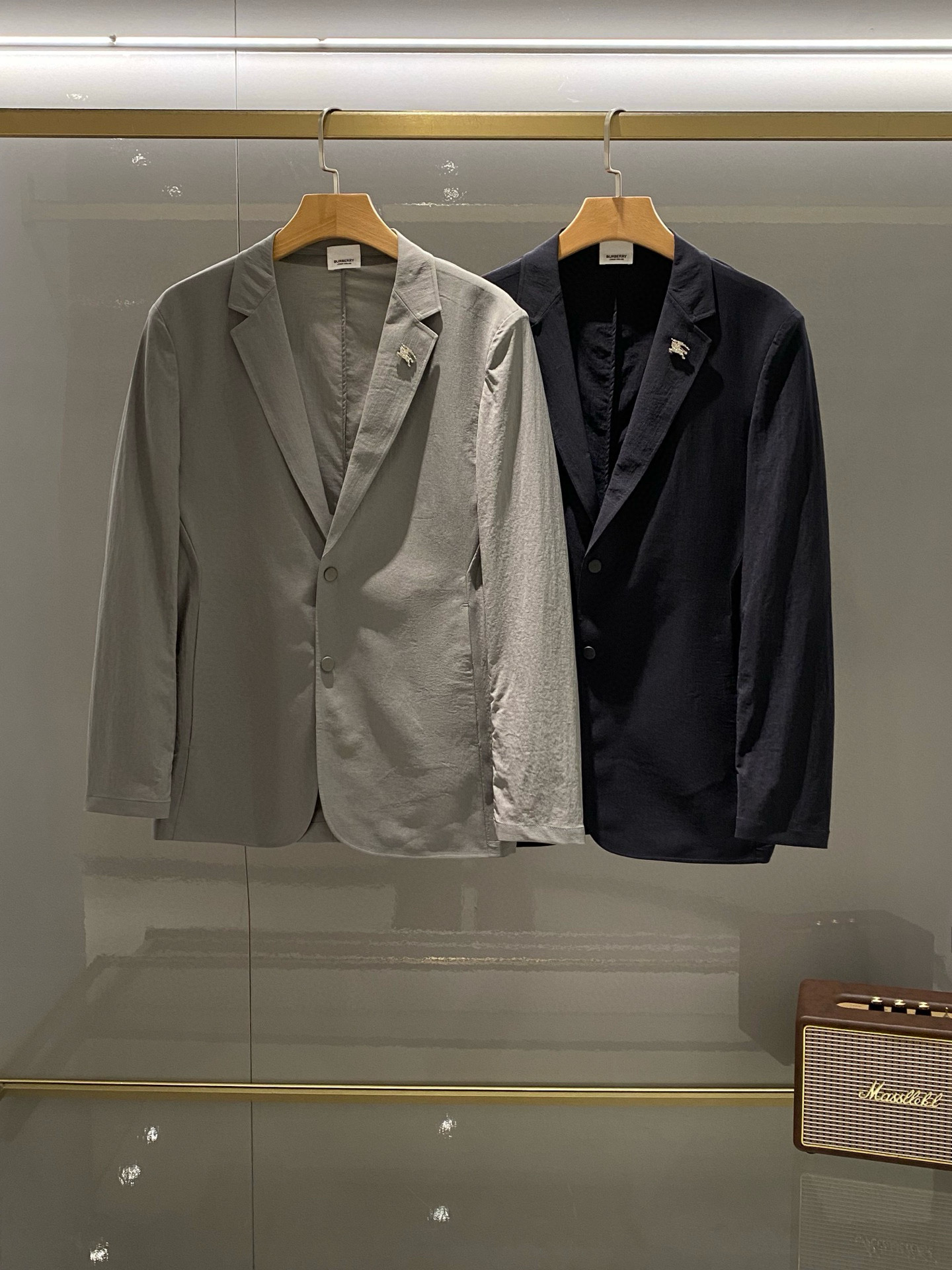 NO:848911,Burberry 26Fw spring and summer new series!  -Burber*y men's high-end quality lightweight two-button suit!  A versatile, casual, fashionable and lightweight solid color suit, slim fit, smooth and clean lines, stylish and casual, with a fit and handsome upper body effect!  The main line of high-end men's business and leisure products. The exquisite and beautiful B-family metal war horse LOLO brooch of the same series on the chest (optional) is matched to make the whole thing more refined and beautiful. There is no fixed suitable age range for fashion, leisure and elegance, but its fashion performance is diversified.  Whether it reflects the energetic personality of young people or the calmness and ability of middle-aged people, it can be grasped with ease. The upper body is light and comfortable, unique tailoring and slimming, simple and easy to match, straight shoulder shape, made from an old channel suit factory, with first-class quality control, texture and details. It gives full dignity and nobility.  This light and soft fabric suit is made of 87.3 nylon, 9.6 polyester fiber, and 3.1 spandex. The fabric is carefully crafted and has excellent thermal adjustability and breathability. The unlined upper body is comfortable. The fabric is thin, which does not affect its wearing experience at all. It is thin and light. It has a full sense of verticality!  Its skinny texture is reflected in the tailoring, which depends on a good cutting machine master and a professional suit factory. This is a slim fit and tends to be fashionable and casual. It is no problem for formal occasions. It is suitable for various casual occasions. It is classic and versatile in black. The style is exquisite, fashionable and stylish. It maintains a delicate sense of balance and shows a passion for life. A must-have item for leisure and business!  Color navy gray Size 48-58 (m ~ 4xl) 48 Bust 100 - Shoulder width 44 - Sleeve length 60 - Clothing length 69 50 Bust 104 - Shoulder width 45 - Sleeve length 61 - Clothing length 70 52 Bust 108 - Shoulder width 46 - Sleeve length 62 - Clothing length 71 54 Bust 112 - Shoulder width 47 - Sleeve length 63 - Clothing length 72  56 bust 116-shoulder width 48-sleeve length 64-dress length 73 58: bust 120-shoulder width 49-sleeve length 65-dress length 74,,burberry,burberry,business suit,brooch,breastpin,19860909巴宝莉26Fw春夏季出品新款系列！-Burber*y男士高端品质轻薄款两粒扣西服！一款百搭休闲时尚轻薄款纯色西装,修身的版型,线条感流畅干净利落,有款有型潇洒随意,上身效果合身帅气十足！ 高端男士商务休闲主线臻品,胸前精致唯美的同系列B家金属战马LOLO胸针（可取）搭配上去让整体会更加精致好看,时尚休闲优雅没有固定的适合的年龄范围,但它的时尚表现是多元化的,不论是体现年轻人的活力个性,还是中年人的沉稳干练,都把握的游刃有余,上身轻便舒适,独特的裁剪修身,简约易搭配,肩型挺括,渠道西装老厂所出,品控质感细节一流.给足体面与尊贵. 这款轻薄柔软面料西服采用87.3锦纶,9.6聚酯纤维,3.1氨纶,面料精心制作,具有出色的热调性和透气性,无里布上身舒适.面料属于薄款,-点都不影 响它的着穿感受,薄而轻盈的.垂直感十足！它的骨感体现在版型裁剪上,取决于好的裁床老师傅打版,专业西装厂. 这款属于修身版型,偏向时尚休闲的风格,出席于正装场合都没问题.适合各种休闲场合穿着,经典百搭黑色,款式精致时尚有型,保持微妙的平衡感,展现出对生活充满热情活力.休闲商务必备单品！ 颜色藏青色灰色 尺码48-58（m～4xl） 48胸围100-肩宽44-袖长60-衣长69 50胸围104-肩宽45-袖长61-衣长70 52胸围108-肩宽46-袖长62-衣长71 54胸围112-肩宽47-袖长63-衣长72 56胸围116-肩宽48-袖长64-衣长73 58: 胸围120-肩宽49-袖长65-衣长74,,burberry,burberry,business suit,brooch，breastpin,,Men's clothing