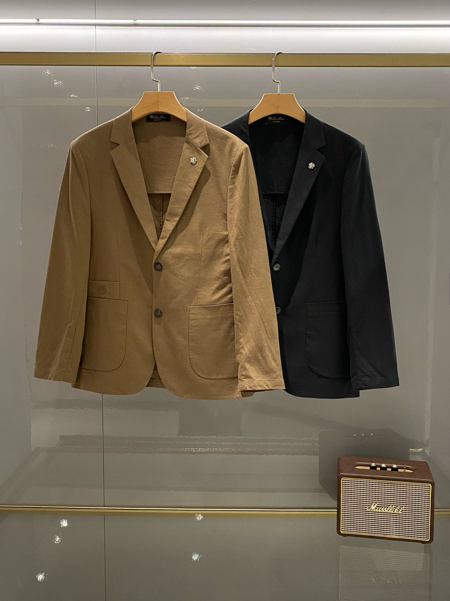 NO:848920,lpnuoyoupanya 26Fw spring and summer series!  -LP men's high-end quality lightweight two-button linen suit!  A versatile, casual, fashionable and lightweight suit, with an old-money style slim fit, made of high-end linen fabric, full of verticality, smooth and clean lines, stylish and casual, and the upper body is more elegant and handsome!  High-end men's business and casual main line product, exquisite and beautiful metal LP home LOGO brooch on the chest, the brooch is detachable, no lining design, fashionable, casual and elegant, there is no fixed suitable age range, but its fashion performance is diversified, whether it reflects youth  Whether it is a person's dynamic personality or a mature, charming and capable successful man, he can control them all with ease. The upper body is light and comfortable, the unique tailoring is slim, simple and easy to match, the shoulder shape is straight, the suit is made from an old channel suit factory, and the quality control, texture and details are first-class. It gives full dignity and nobility.  This light and soft fabric suit is made of linen. The fabric is carefully made and has a full vertical feel. It has excellent thermal adjustability and breathability. The unlined upper body is comfortable. The fabric is thin, which does not affect the wearing experience at all. It is thin and light. It has a full vertical feel!  Its skinny texture is reflected in the tailoring, which depends on a good cutting machine master and a professional suit factory. This is a slim fit and tends to be fashionable and casual. It is no problem for formal occasions. It is suitable for various casual occasions. It is classic and versatile in black. The style is exquisite, fashionable and stylish. It maintains a delicate sense of balance and shows a passion for life. A must-have item for leisure and business!  Color black brown Size 48-58 (m ~ 4xl) 48 Bust 102 - Shoulder width 44 - Sleeve length 61 - Clothing length 69 50 Bust 106 - Shoulder width 45 - Sleeve length 62 - Clothing length 70 52 Bust 110 - Shoulder width 46 - Sleeve length 63 - Clothing length 71 54 Bust 114 - Shoulder width 47 - Sleeve length 64 - Clothing length 72  56 bust 118 - shoulder width 48 - sleeve length 65 - dress length 73 58: waist 122 - shoulder width 49 - sleeve length 66 - dress length 74,, loro piana, business suit, brooch, breastpin,19860909lp诺悠翩雅26Fw春夏季出品系列！-LP男士高端品质轻薄款两粒扣亚麻西服！一款百搭休闲时尚轻薄款西装,老钱风系列修身的版型,亚麻高端面料打造,垂直感十足,线条感流畅干净利落,有款有型潇洒随意,上身更显气质帅气十足！ 高端男士商务休闲主线臻品,胸前精致唯美的金属LP家LOGO胸针,胸针可拆卸,无里里布设计,时尚休闲优雅没有固定的适合的年龄范围,但它的时尚表现是多元化的,不论是体现年轻人的活力个性,还是成熟魅力十足干练的成功男士,都把握的游刃有余,上身轻便舒适,独特的裁剪修身,简约易搭配,肩型挺括,渠道西装老厂所出,品控质感细节一流.给足体面与尊贵. 这款轻薄柔软面料西服采用亚麻,面料精心制作,垂直感十足,具有出色的热调性和透气性,无里布上身舒适.面料属于薄款,-点都不影 响它的着穿感受,薄而轻盈的.垂直感十足！它的骨感体现在版型裁剪上,取决于好的裁床老师傅打版,专业西装厂. 这款属于修身版型,偏向时尚休闲的风格,出席于正装场合都没问题.适合各种休闲场合穿着,经典百搭黑色,款式精致时尚有型,保持微妙的平衡感,展现出对生活充满热情活力.休闲商务必备单品！ 颜色黑色咖色 尺码48-58（m～4xl） 48胸围102-肩宽44-袖长61-衣长69 50胸围106-肩宽45-袖长62-衣长70 52胸围110-肩宽46-袖长63-衣长71 54胸围114-肩宽47-袖长64-衣长72 56胸围118-肩宽48-袖长65-衣长73 58: 腰围122-肩宽49-袖长66-衣长74,,loro piana,business suit,brooch，breastpin,,Men's clothing