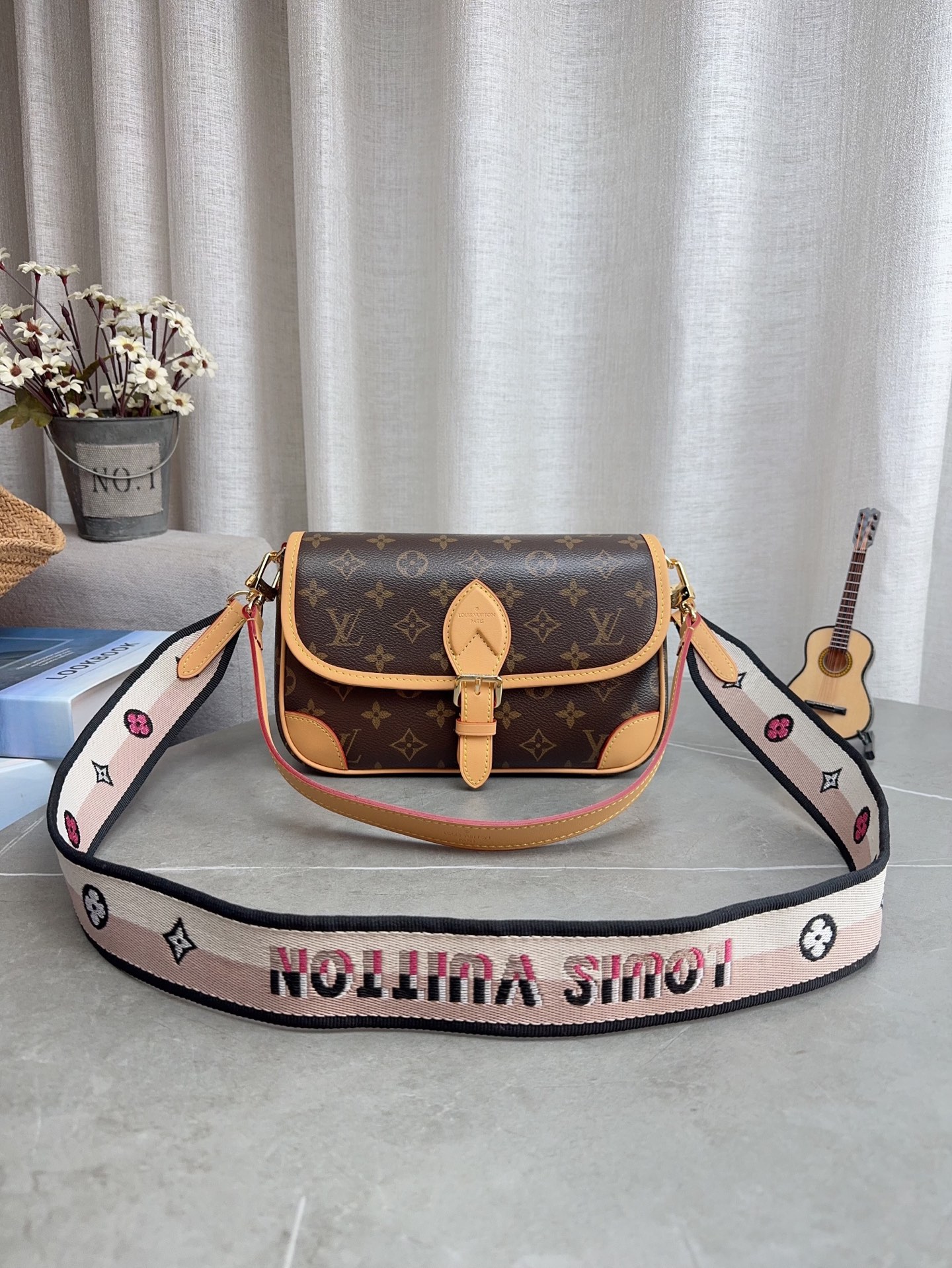 Folding Gift Box Packaging | Quality Lv Diane Baguette Bag. The Handbag Is Equipped With A Leather Shoulder Strap Can Be Carried Under The Armpit And An Embroidered Shoulder Strap Can Be Carried Across The Shoulder , Both Of Which Are Detachable. The Capacity Is Enough For Daily Use. It Can Be Used To Carry The Largest Mobile Phone Without Any Pressure. The Belt-type Buckle Is A Decoration And Is Actually A Magnet. It Is More Convenient To Open And Close. There Is A Compartment In The Middle, Which Is Convenient For Organizing Things, And There Is Also A Zipper Area Where You Can Put Some Valuables. Size: 24 15cm P285