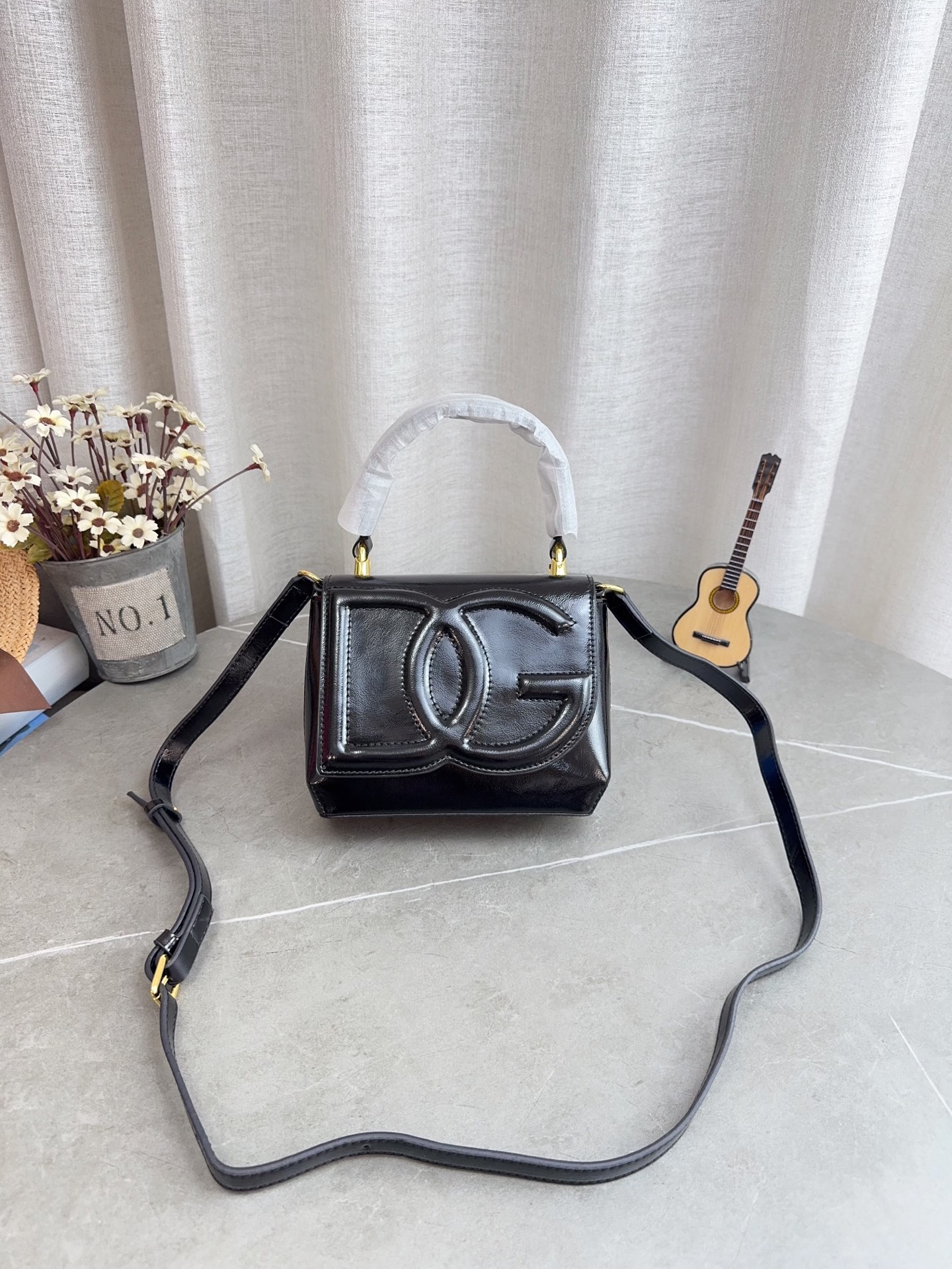 With Gift Box | Dolce & Gabbana | Dolce & Gabbana Dg Crossbody Bag | Noble And Elegant Appearance, High-quality Fabrics, Extremely Luxurious | Innate British Flavor | High-end Quality Exclusive Customization | Size: 16 12cm P188