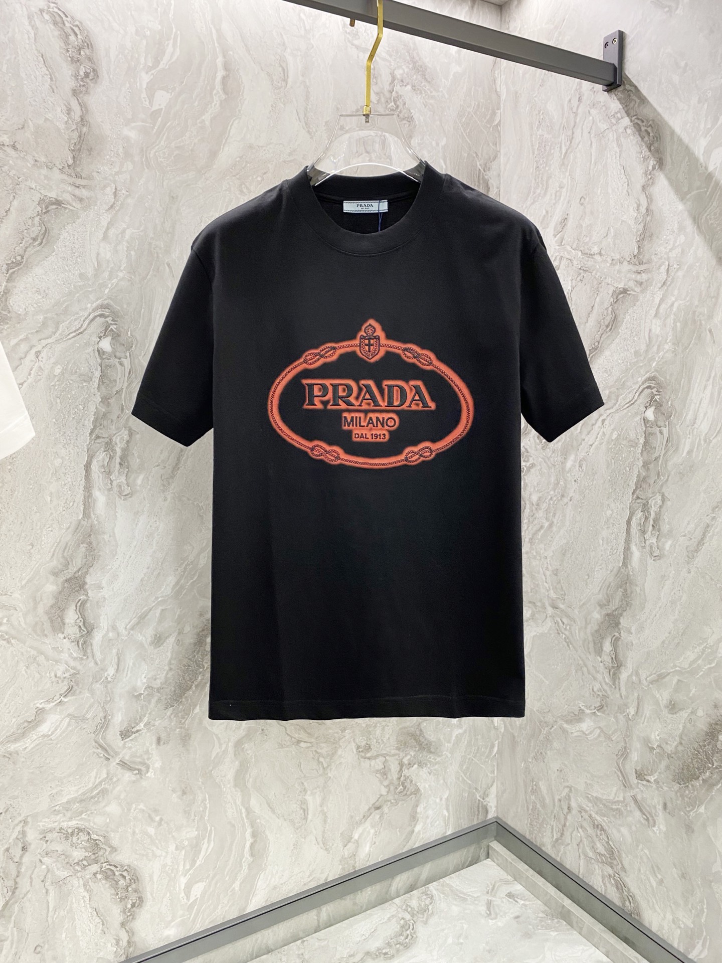 NO:150681,Prada's new short-sleeved T-shirt for summer 2025, special spray painting and embroidery craftsmanship, personalized art series exclusively released on the entire network. The versatile details are perfectly processed 240 grams of pure cotton fabric is very exquisite. Original fabric. The same style of internet celebrities and celebrities. High-quality feel is very comfortable. Fashionable and personalized. Super versatile and beautiful style for men and women. Black and white. Number of codes M-3XL, prada, T-shirt,tees, t-shirt,alexander wang19860909普拉达2025夏季新款短袖T恤,特色的喷绘加刺绣工艺,个性艺术系列全网独家首发 百搭款细节处理完美240克纯棉面料十分精致 原版面料 网红明星同款高版本 高品质手感非常舒服 时尚又个性 超级百搭好看的一款男女同款 颜色黑、白 码数M-3XL,,prada,T-shirt,tees，t-shirt,alexander wang,Men's clothing