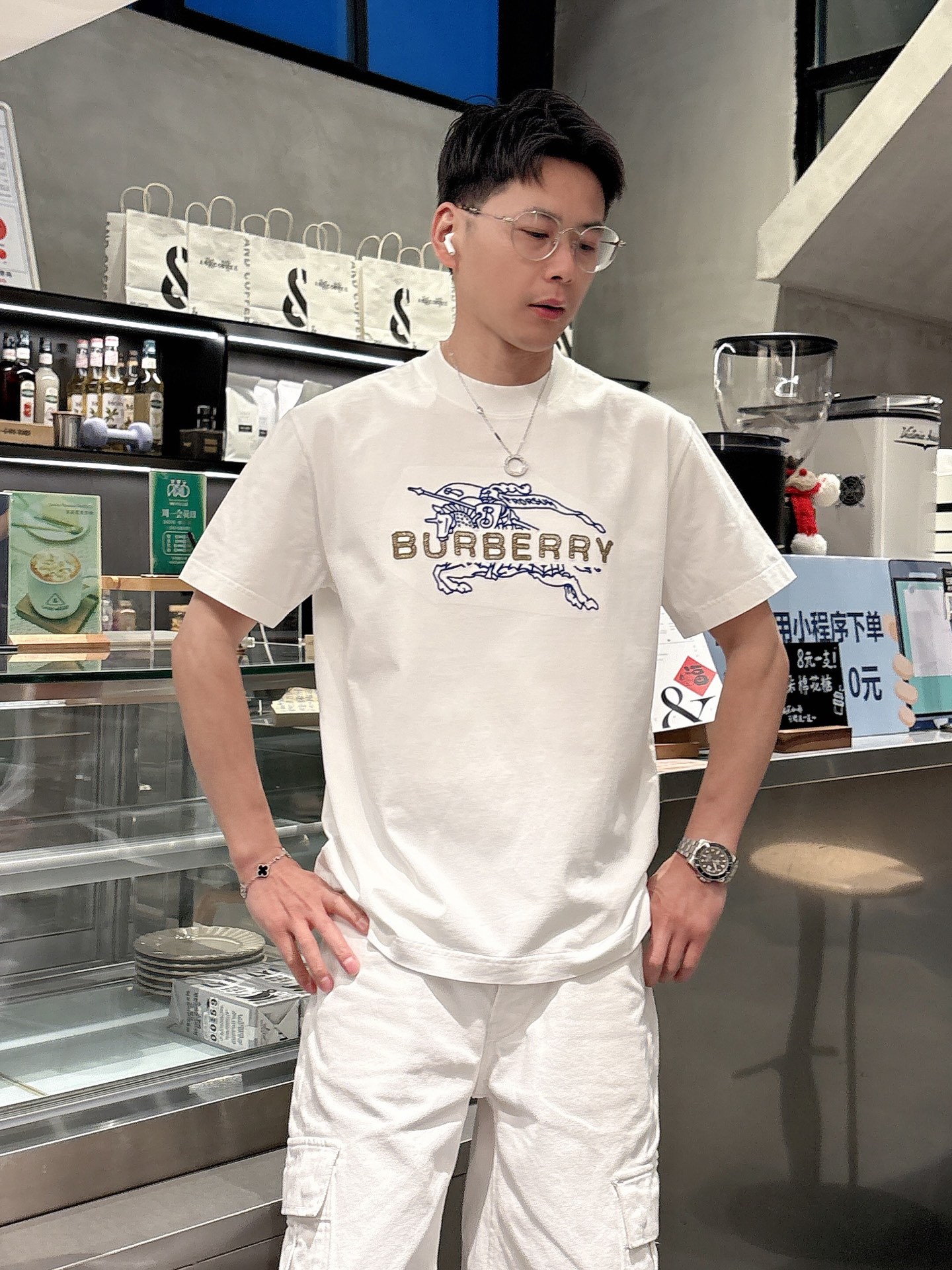Burberry Summer T-Shirt with Equestrian Knight Logo - A Stylish Wardrobe Staple 2 i1742580698693 4767 0 3